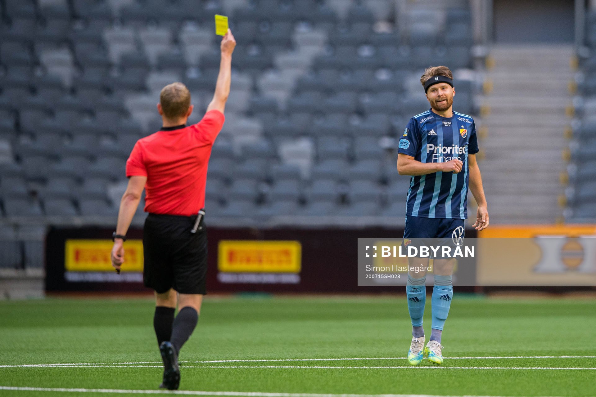 Djurgårdens Jacob Une Larsson får gult kort