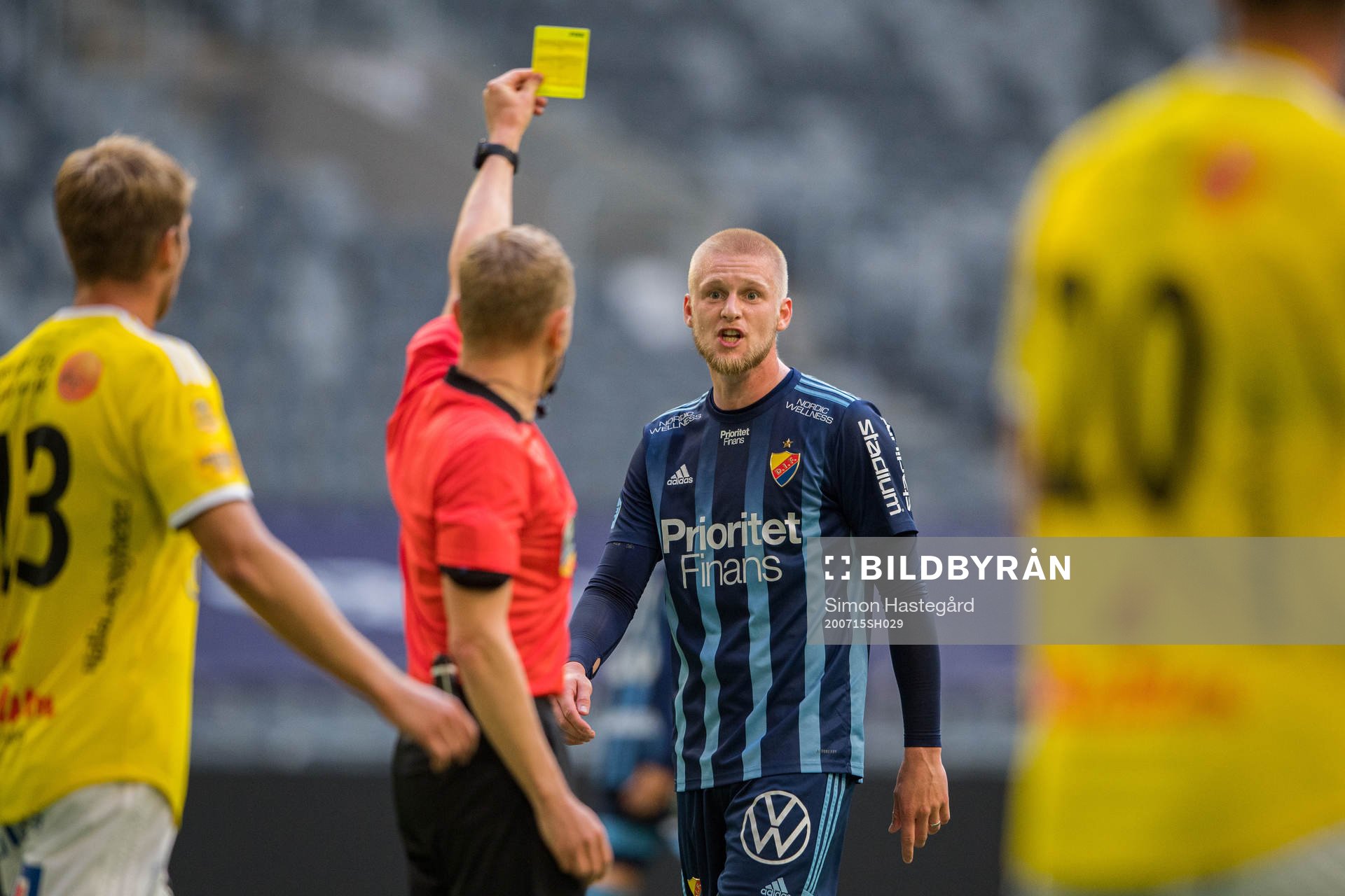 Djurgårdens Kalle Holmberg får gult kort