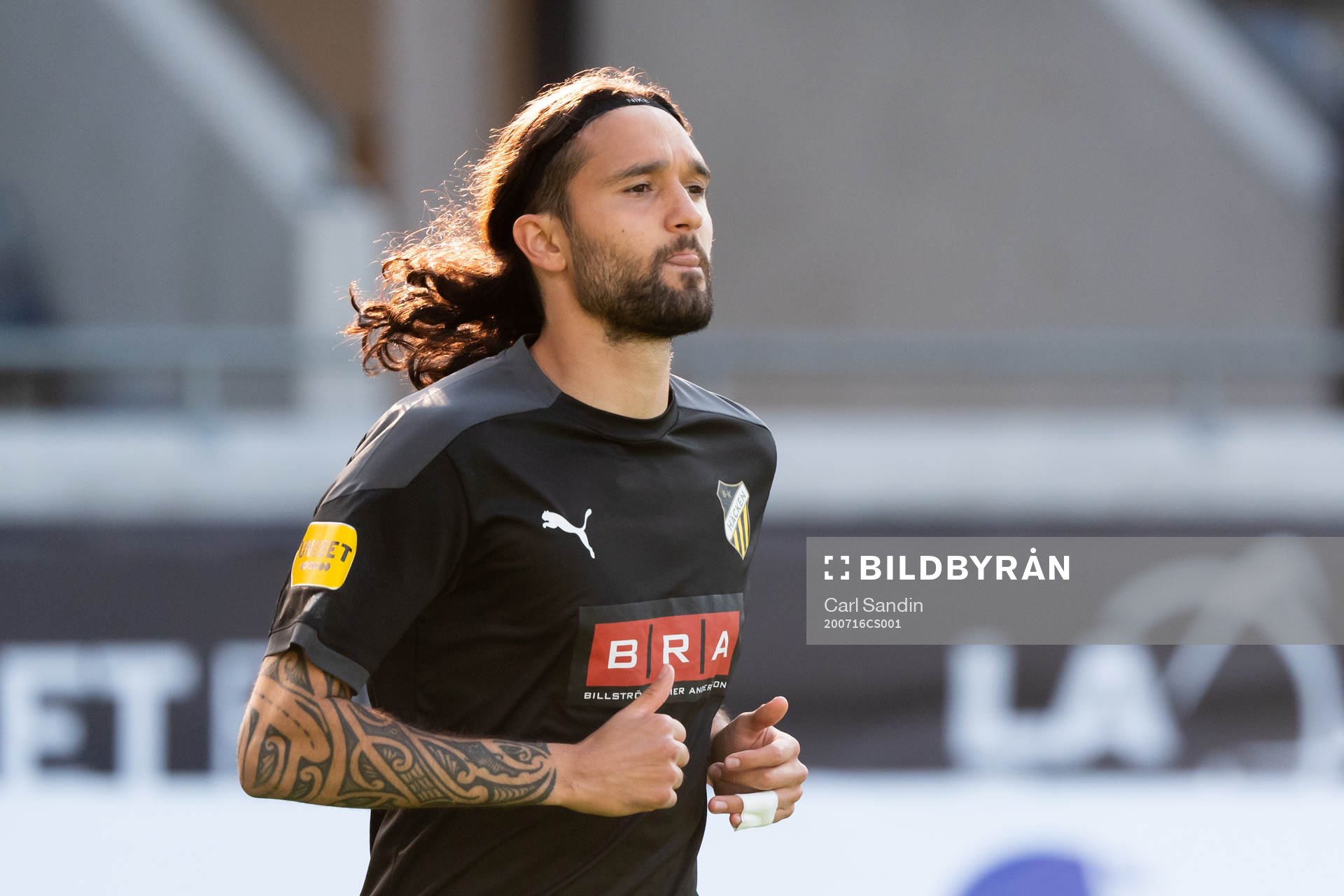 Häckens Leonard Zuta värmer upp innan fotbollsmatchen i