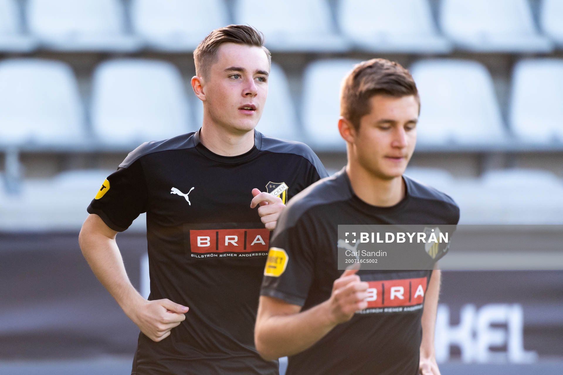 Häckens Patrik Wålemark värmer upp innan fotbollsmatchen