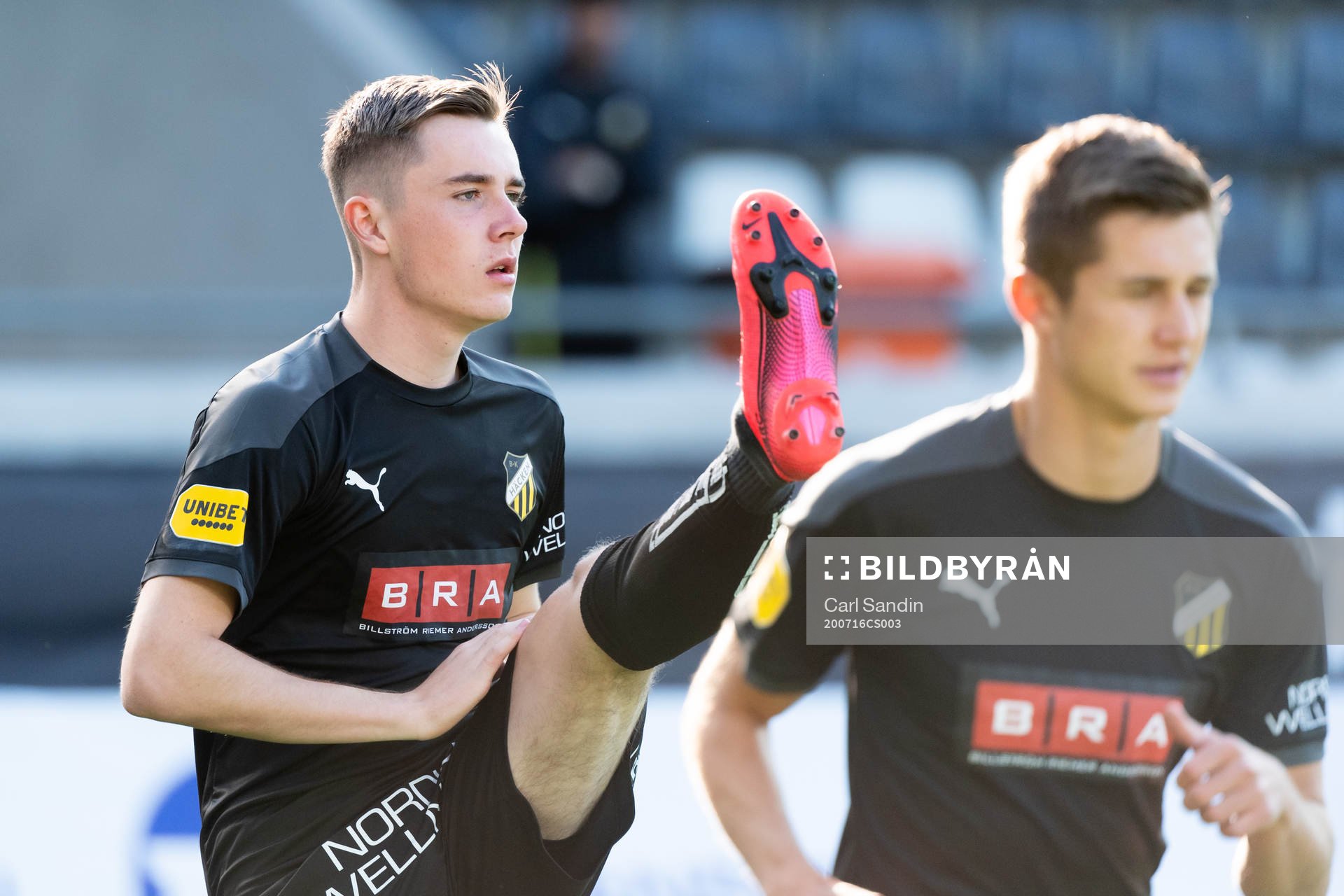 Häckens Patrik Wålemark värmer upp innan fotbollsmatchen