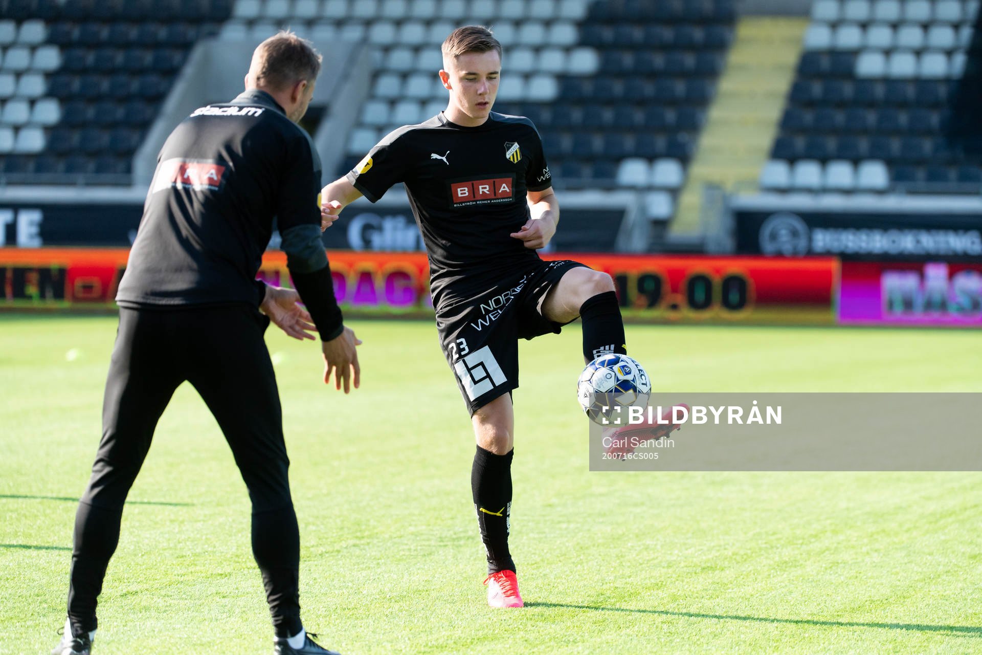 Häckens Patrik Wålemark värmer upp innan fotbollsmatchen