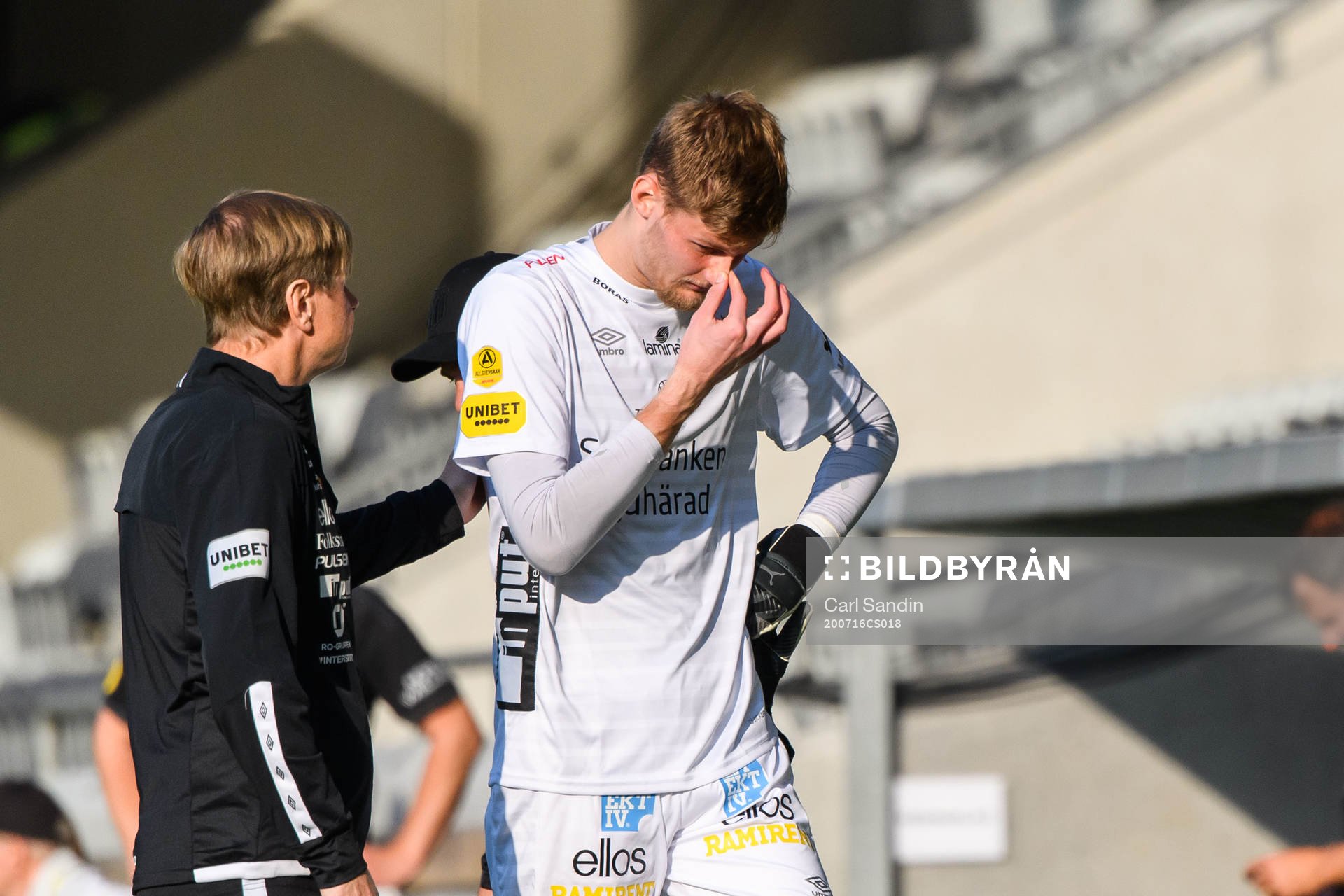 Elfsborgs målvakt Tim Rönning lämnar planen