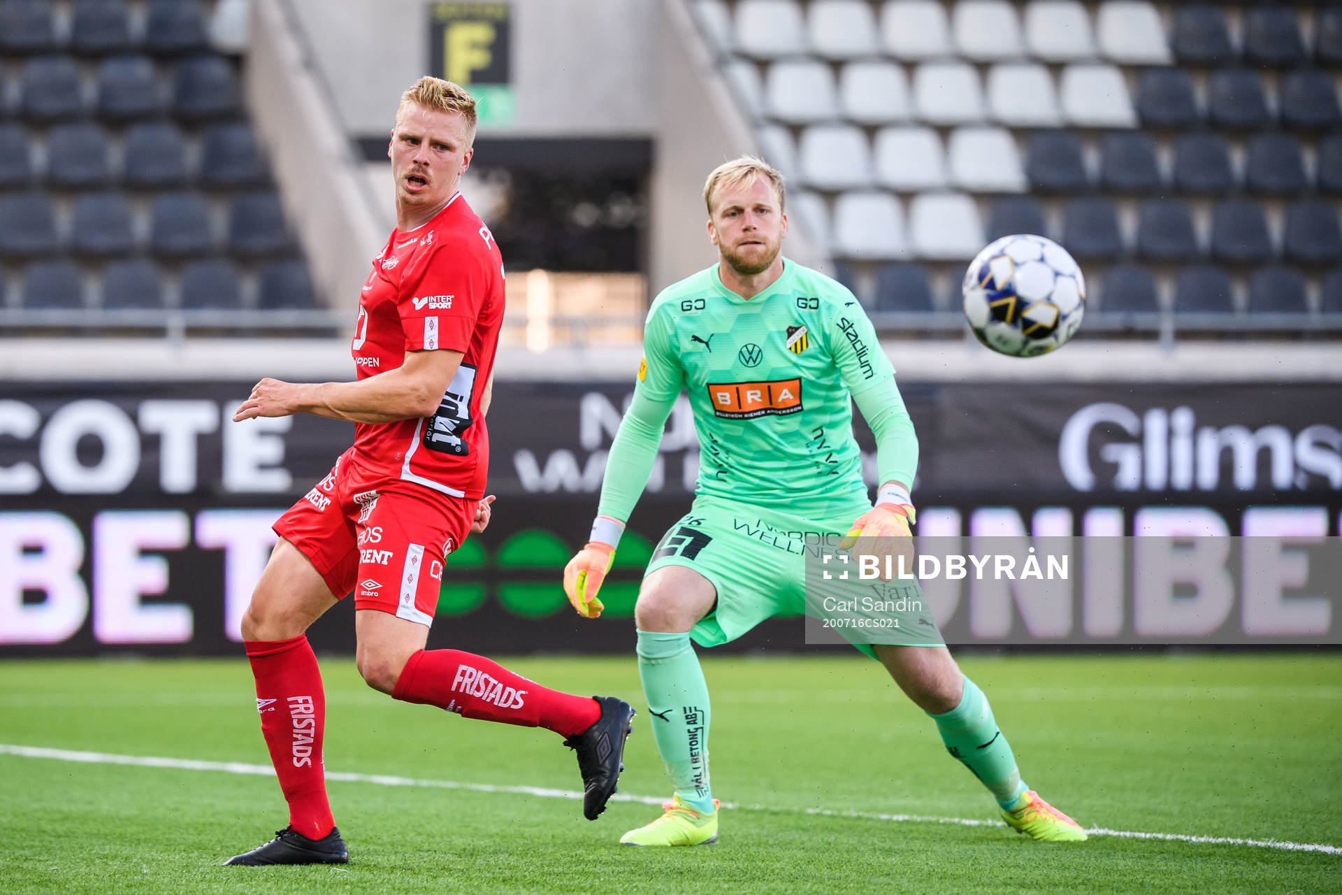 Elfsborgs Per Frick och Häckens målvakt Peter Abrahamsson