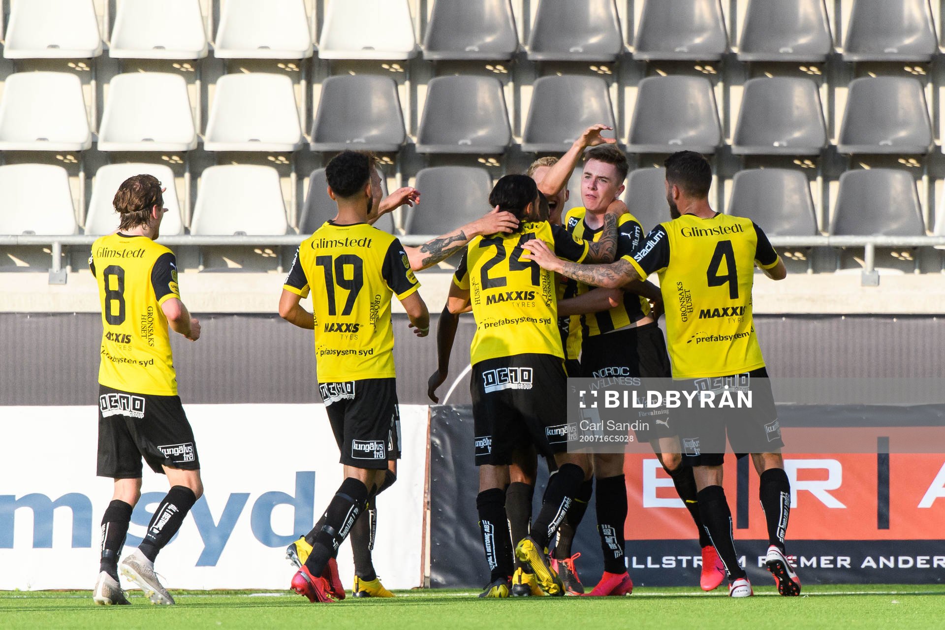 Häckens Patrik Wålemark jublar med lagkamrater