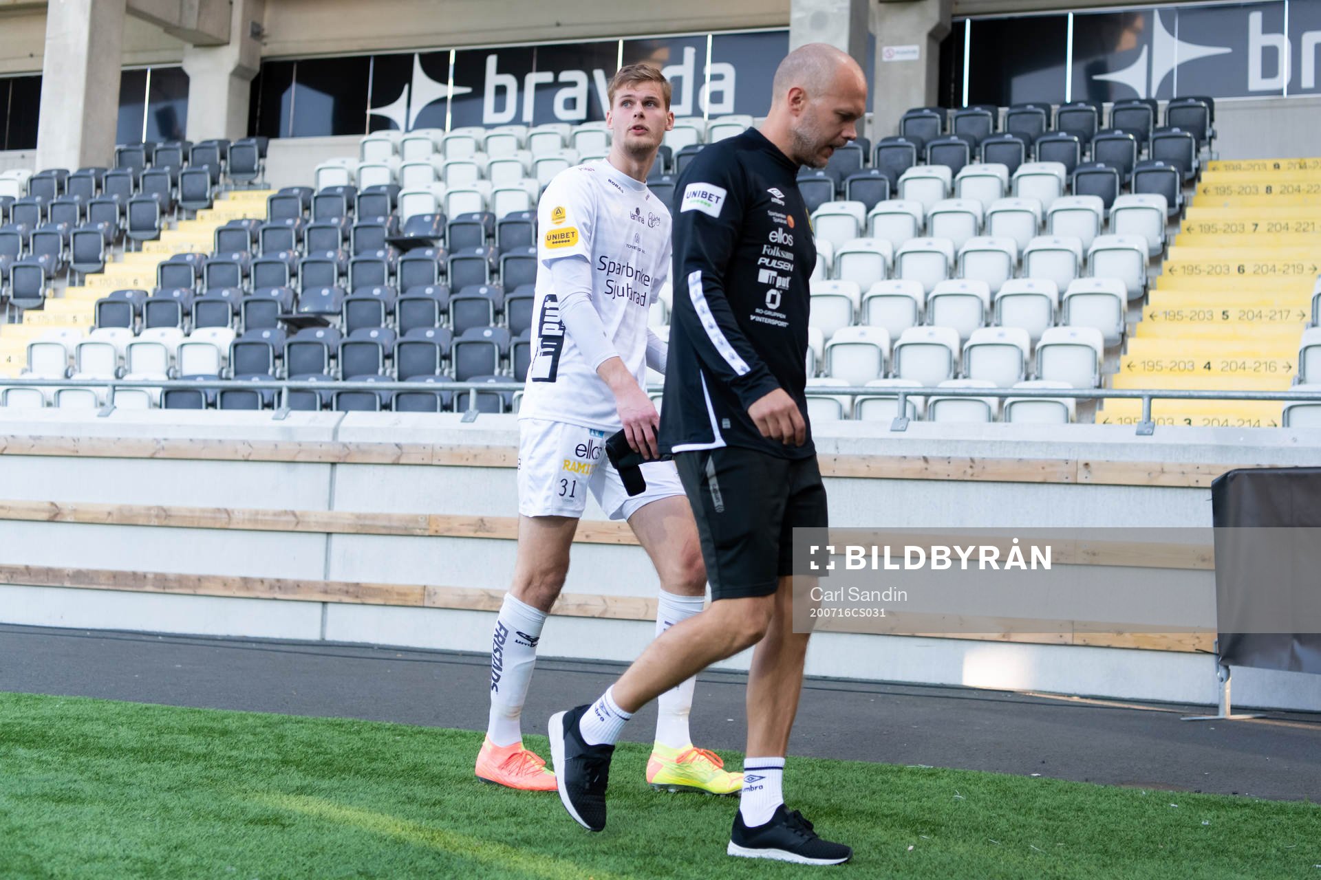 Elfsborgs målvakt Tim Rönning lämnar planen skadad