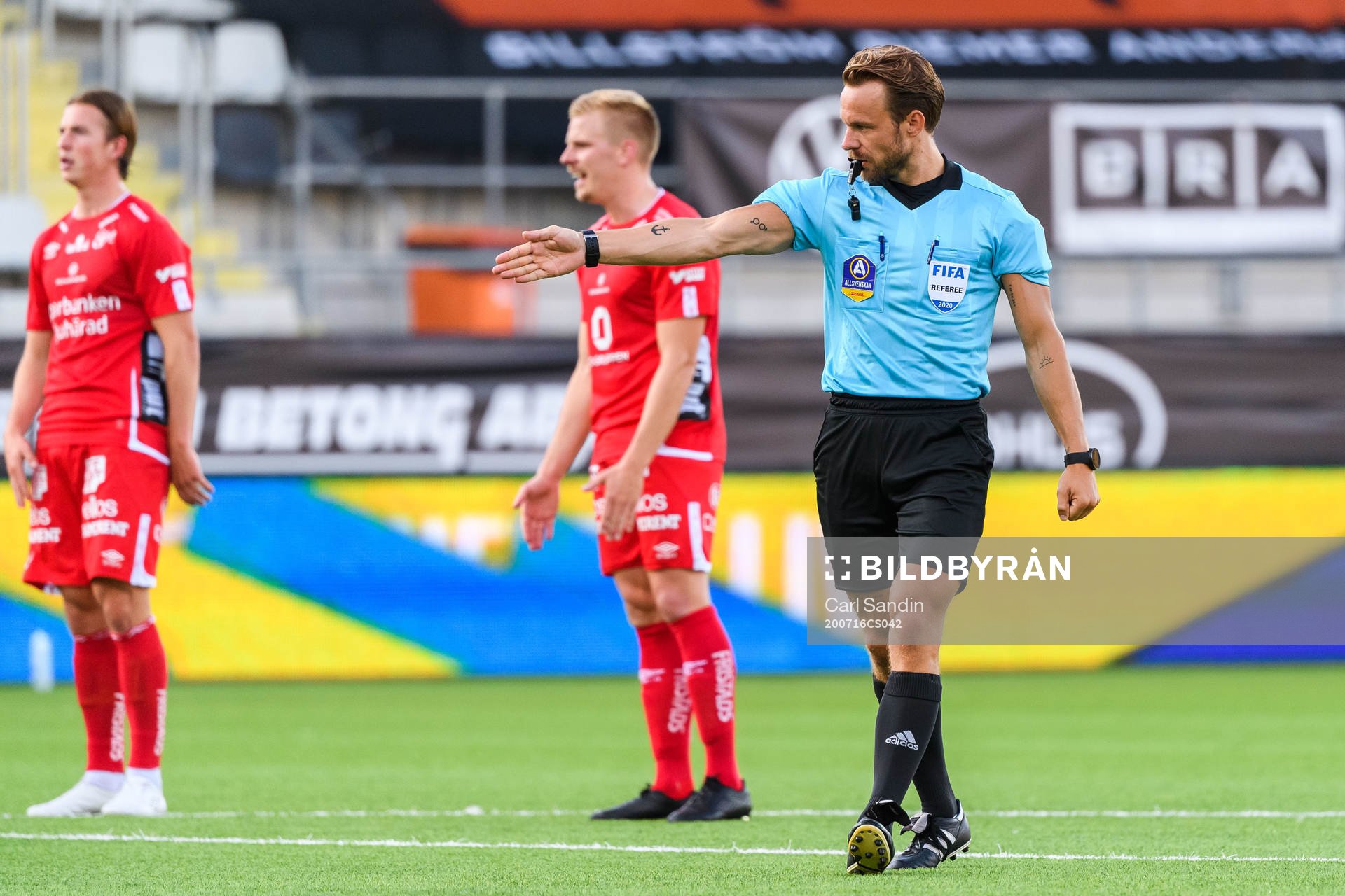 Domare Kristoffer Karlsson pekar på straffpunkten