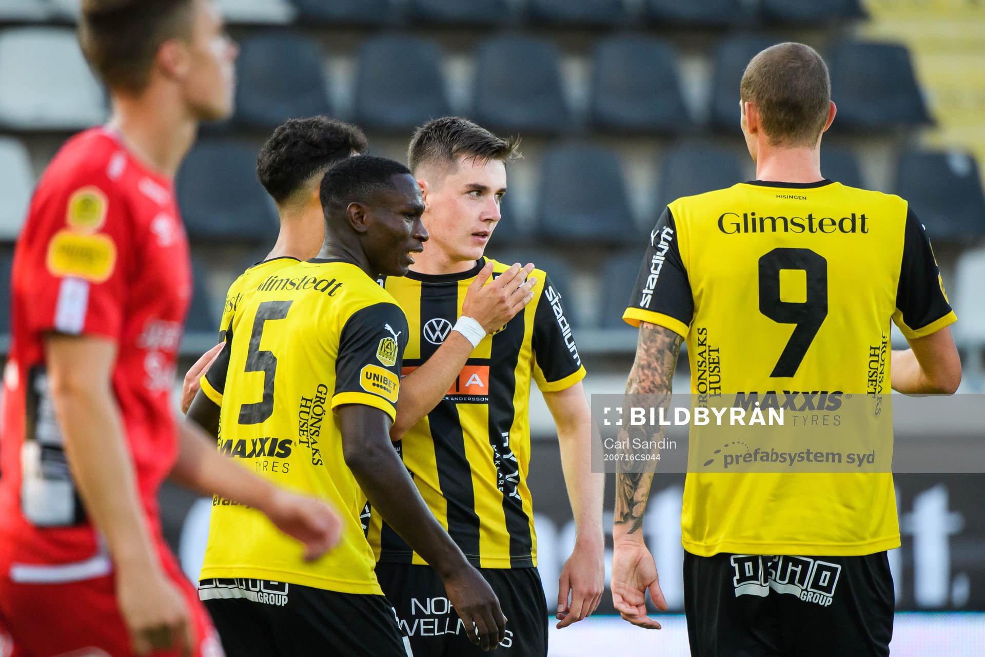 Häckens Patrik Wålemark jublar med Daleho Irandust
