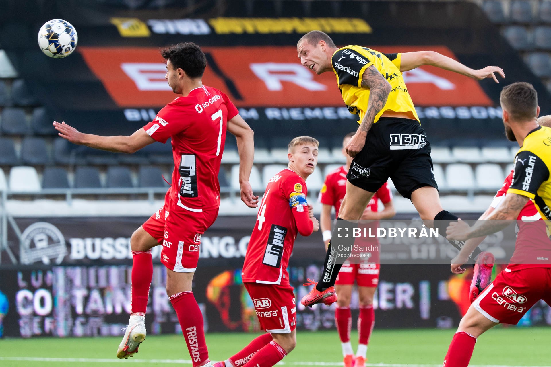 Häckens Gustaf Nilsson nickar bollen