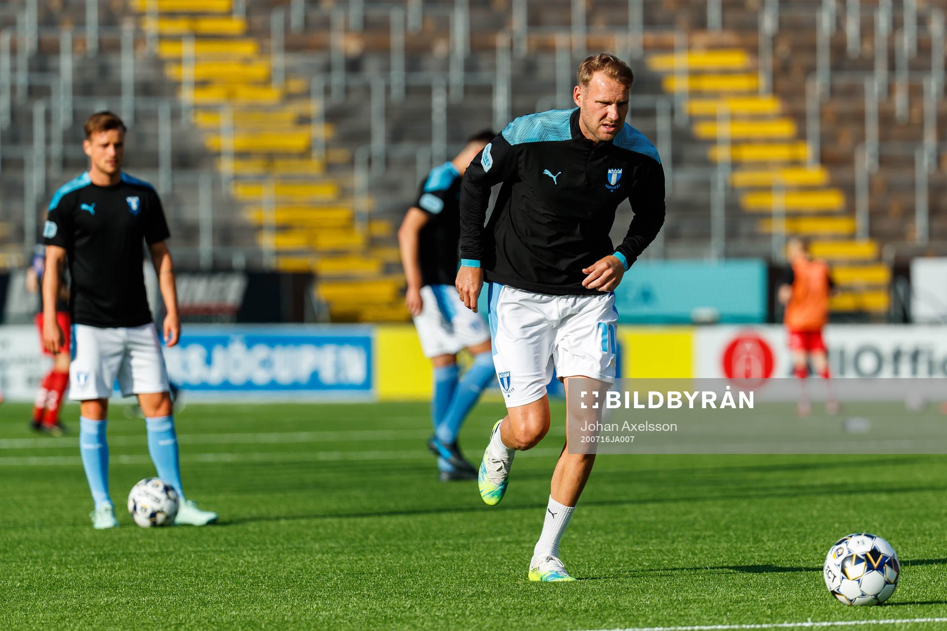 Malmö FFs Ola Toivonen värmer upp