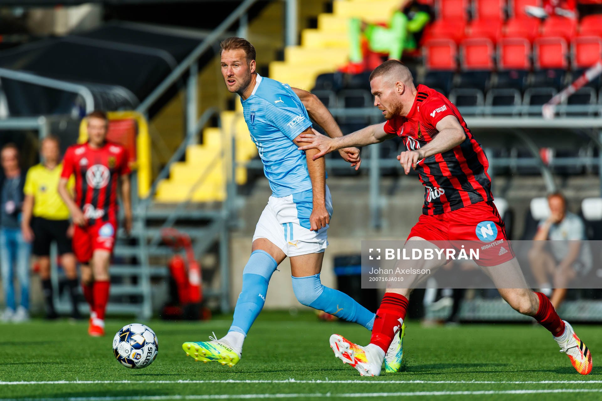 Malmö FFs Ola Toivonen och Östersunds Thomas Isherwood