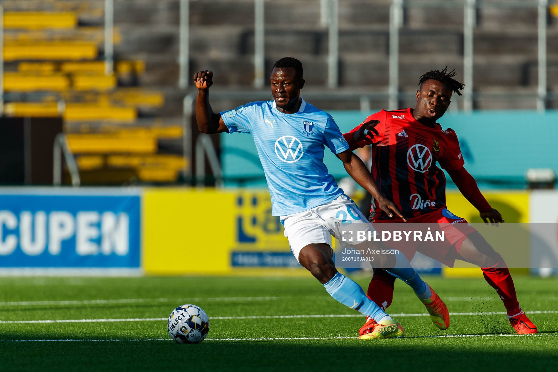 Malmö FFs Bonke Innocent och Östersunds Jordan Attah