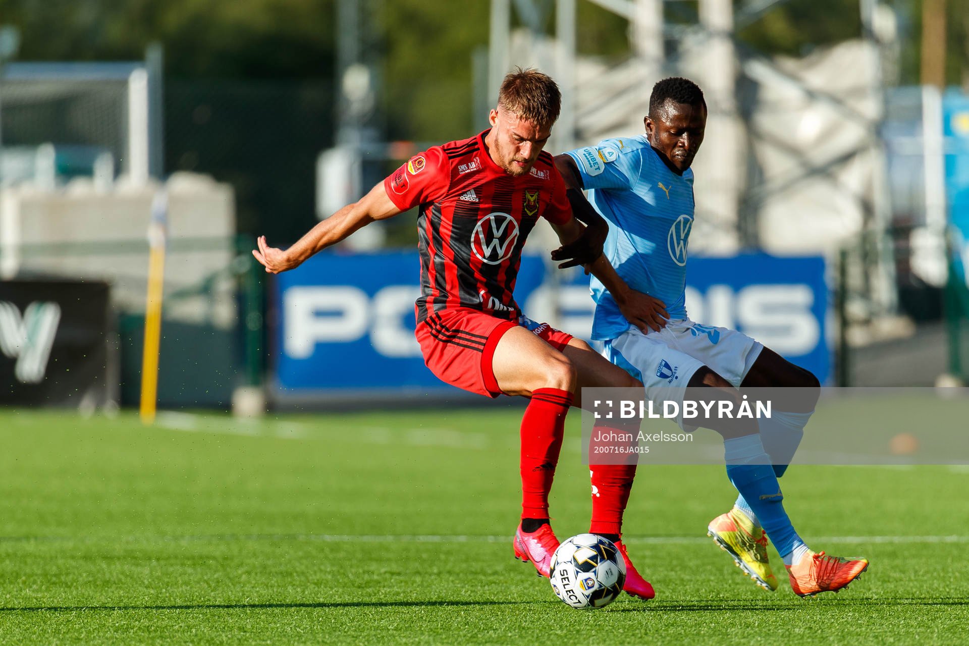 Östersunds Felix Hörberg och Malmö FFs Bonke Innocent