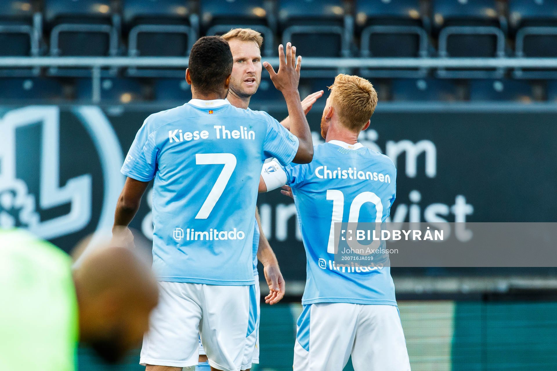 Malmö FFs Ola Toivonen jublar med Isaac Kiese Thelin och