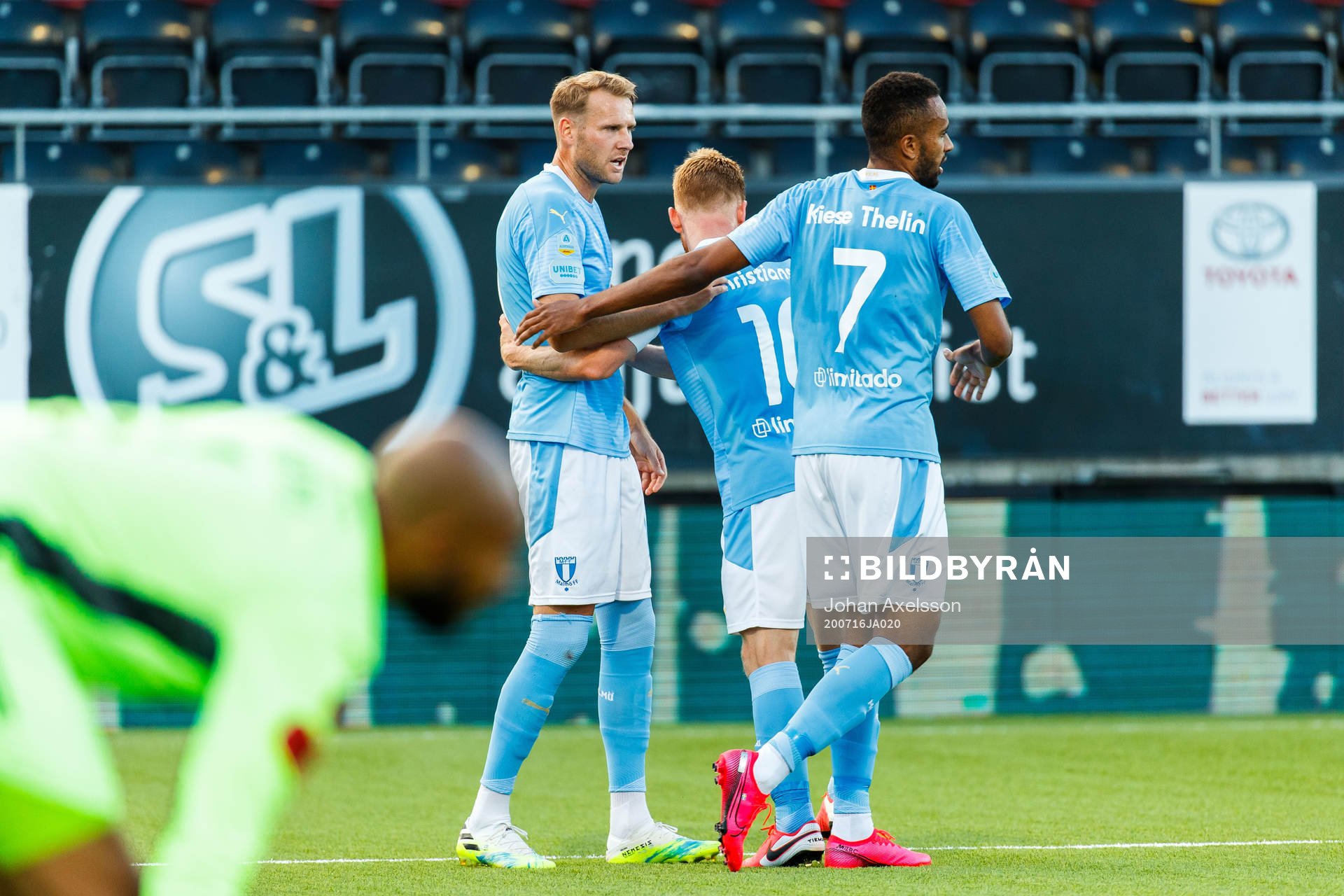 Malmö FFs Ola Toivonen jublar med Isaac Kiese Thelin och