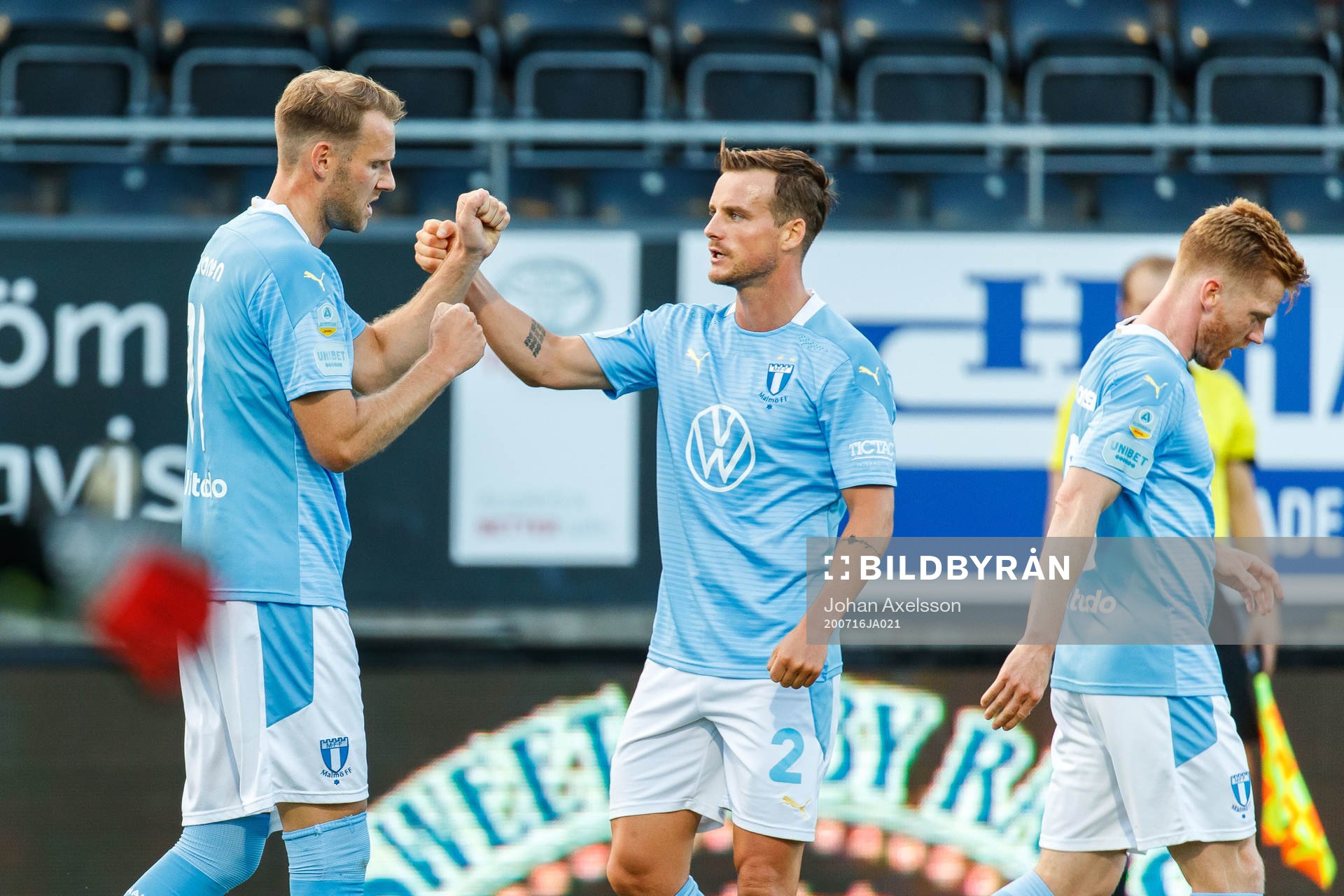 Malmö FFs Ola Toivonen jublar med Eric Larsson