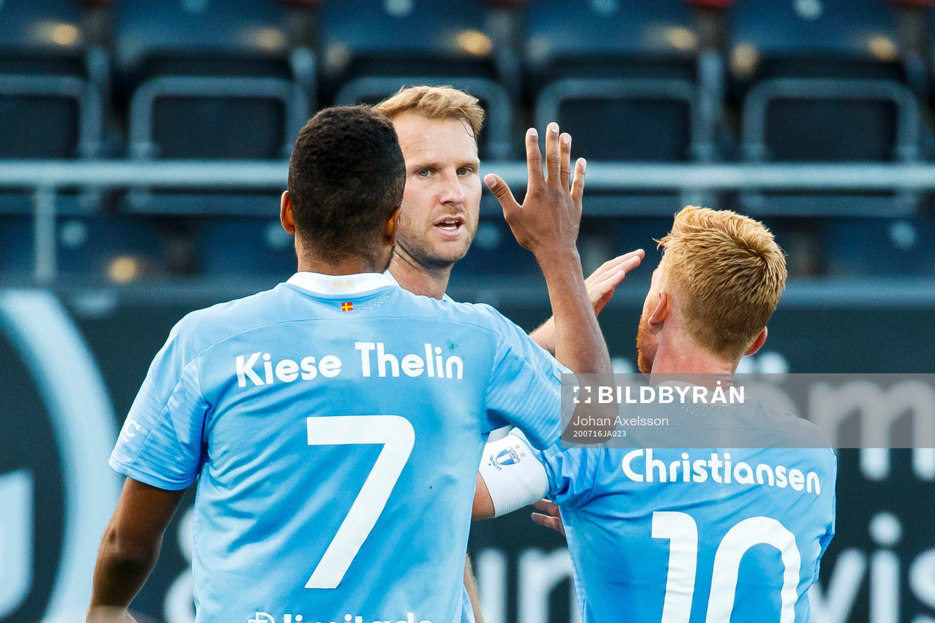 Malmö FFs Ola Toivonen jublar med Isaac Kiese Thelin och
