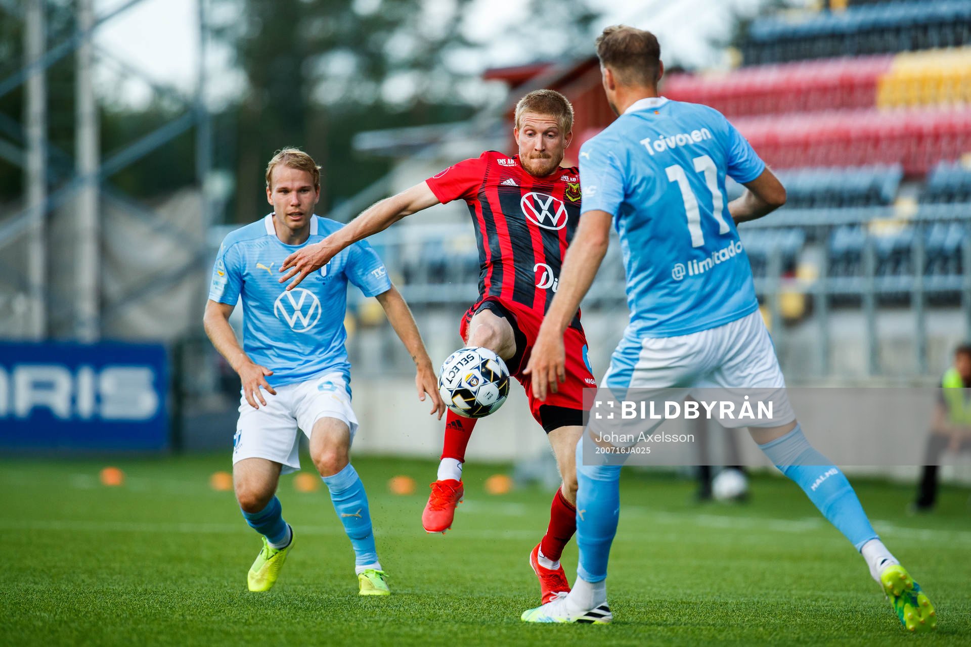 Östersunds Simon Kroon mot Malmö FFs Oscar Lewicki