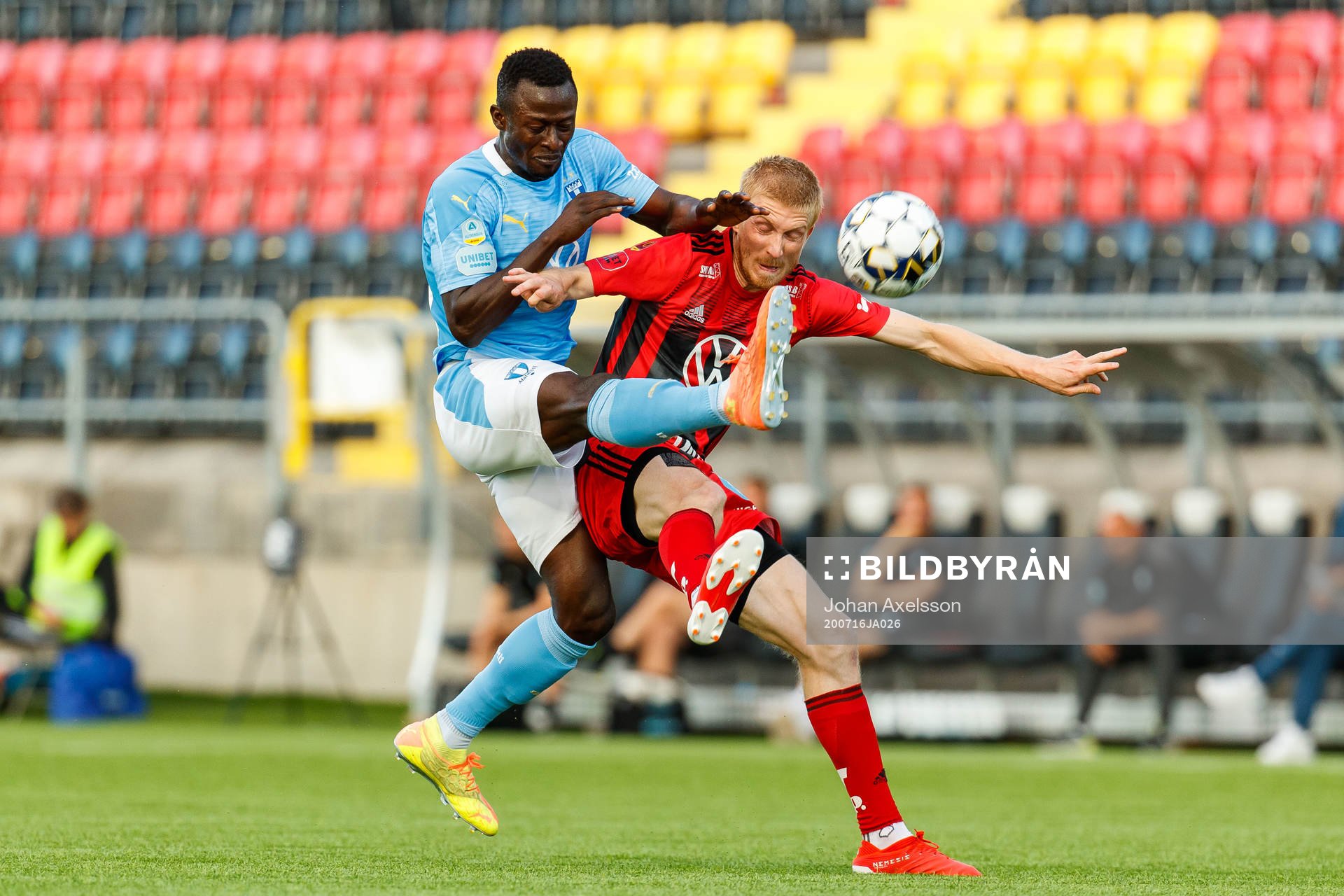 Malmö FFs Bonke Innocent och Östersunds Simon Kroon