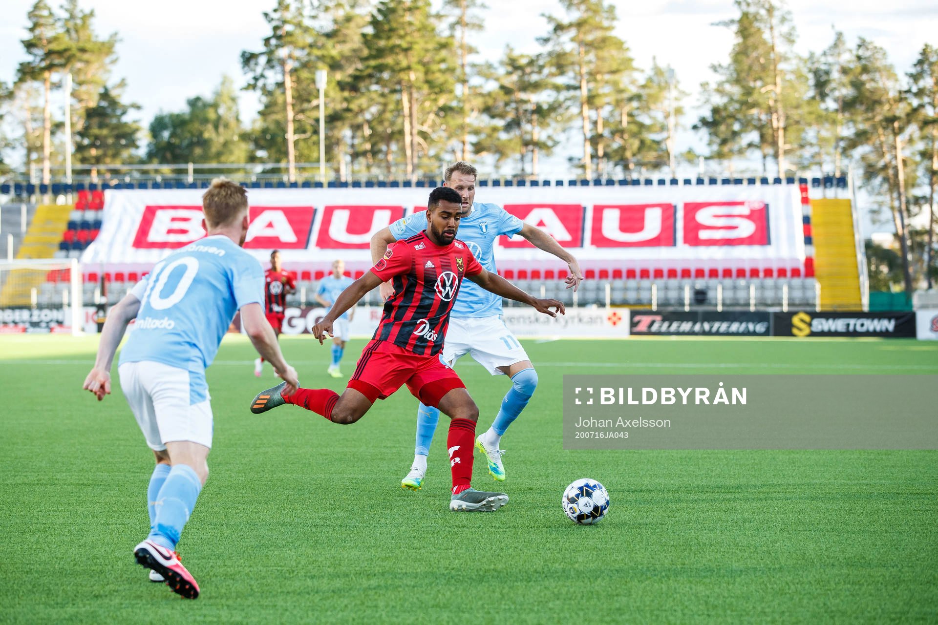 Östersunds Noah Sonko Sundberg och Malmö FFs Ola Toivonen