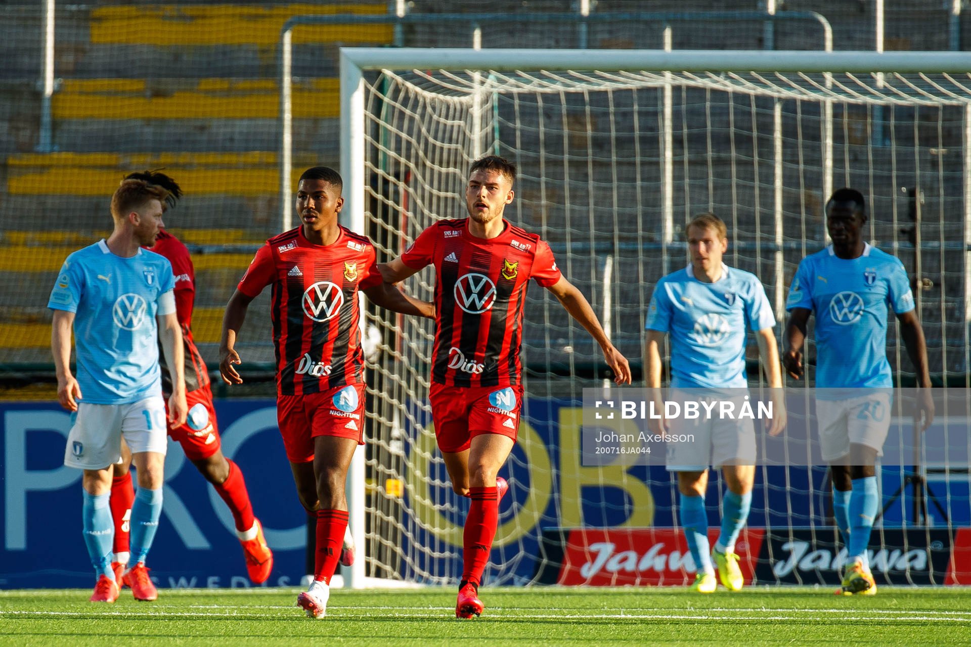 Östersunds Nebiyou Perry och Felix Hörberg jublar