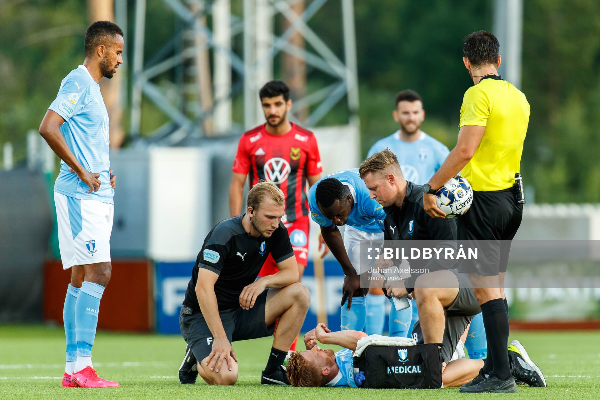 Malmö FFs Anders Christiansen har ont och får vård