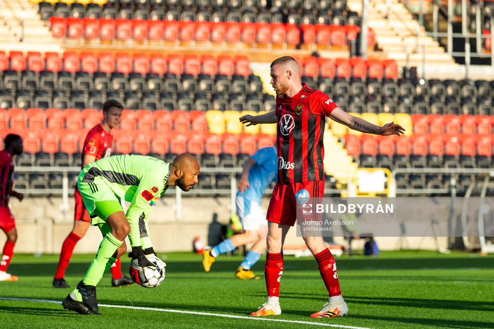 Östersunds målvakt Aly Keita och Thomas Isherwood