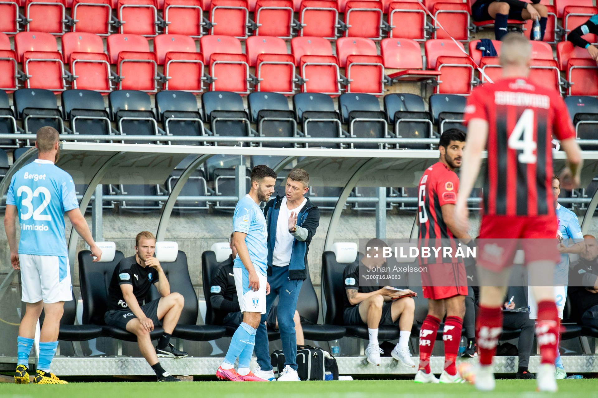 Malmö FFs tränare Jon Dahl Tomasson instruerar Erdal Rakip