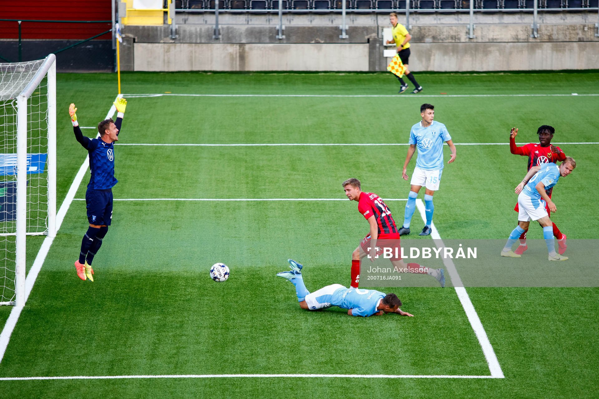 Malmö FFs målvakt Johan Dahlin reagerar på en situation mellan Östersunds Ludvig Fritzson och Malmö FFs Guillermo Molins under fotbollsmatchen i Allsvenskan mellan Östersund och Malmö FF den 16 juli 2020 i Östersund.