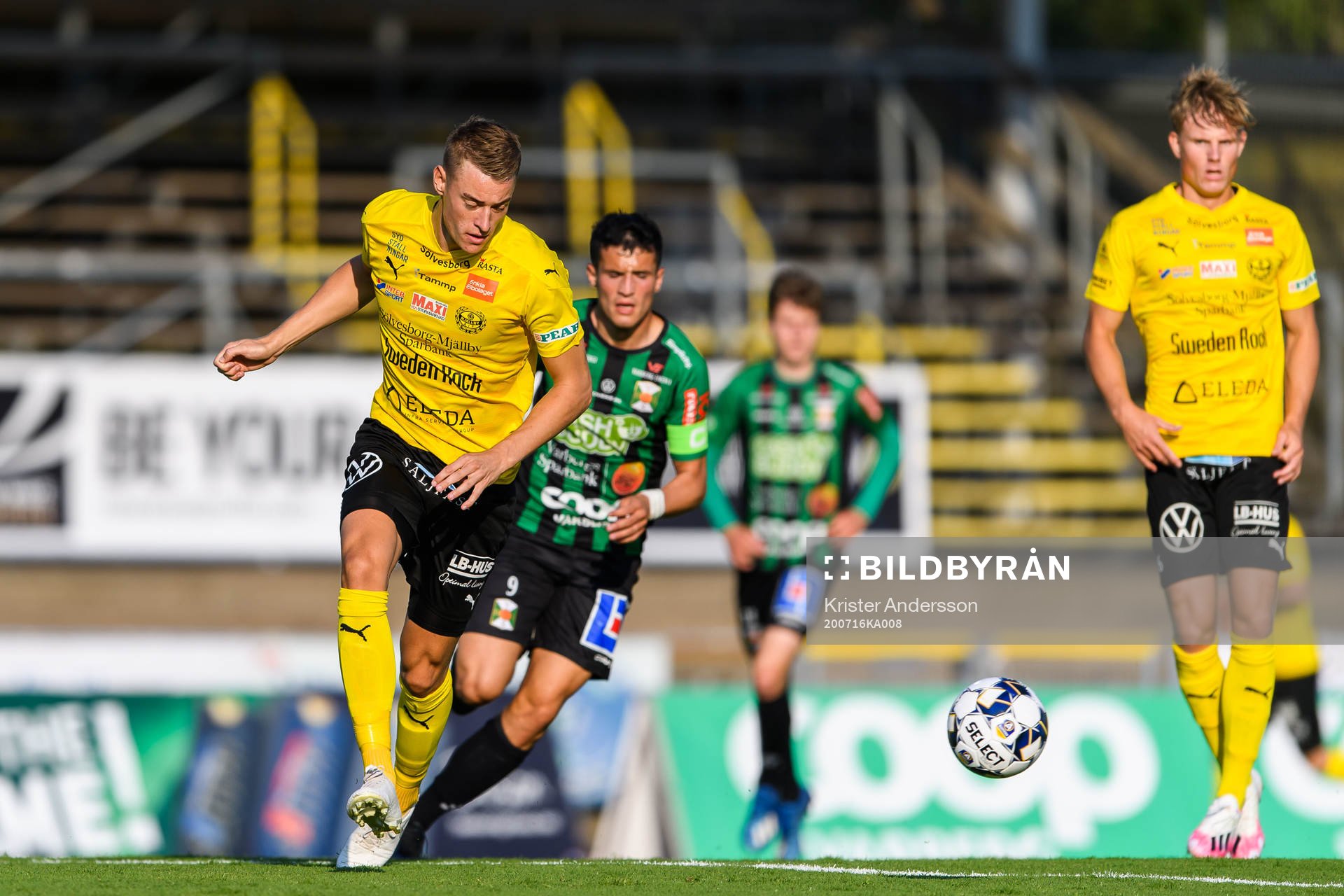 Mjällbys Viktor Agardius och Varbergs Astrit Selmani