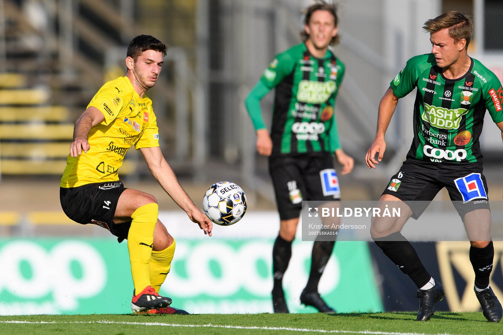 Mjällbys Besard Sabovic och Varbergs Albin Winbo