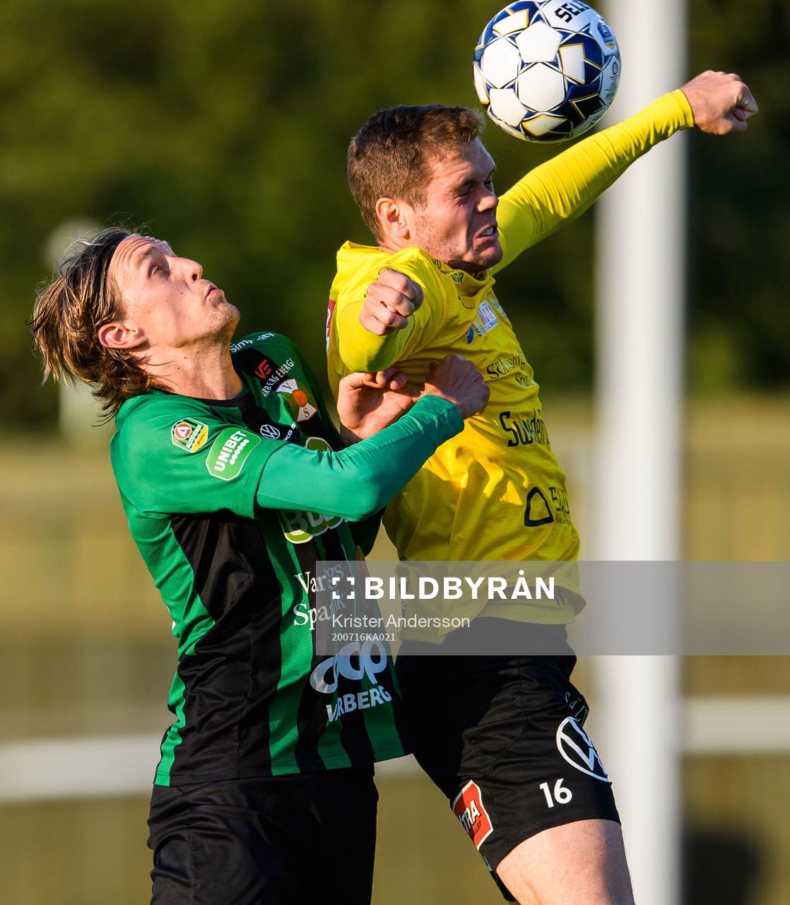 Varbergs Joakim Lindner mot Mjällbys Besard Sabovic