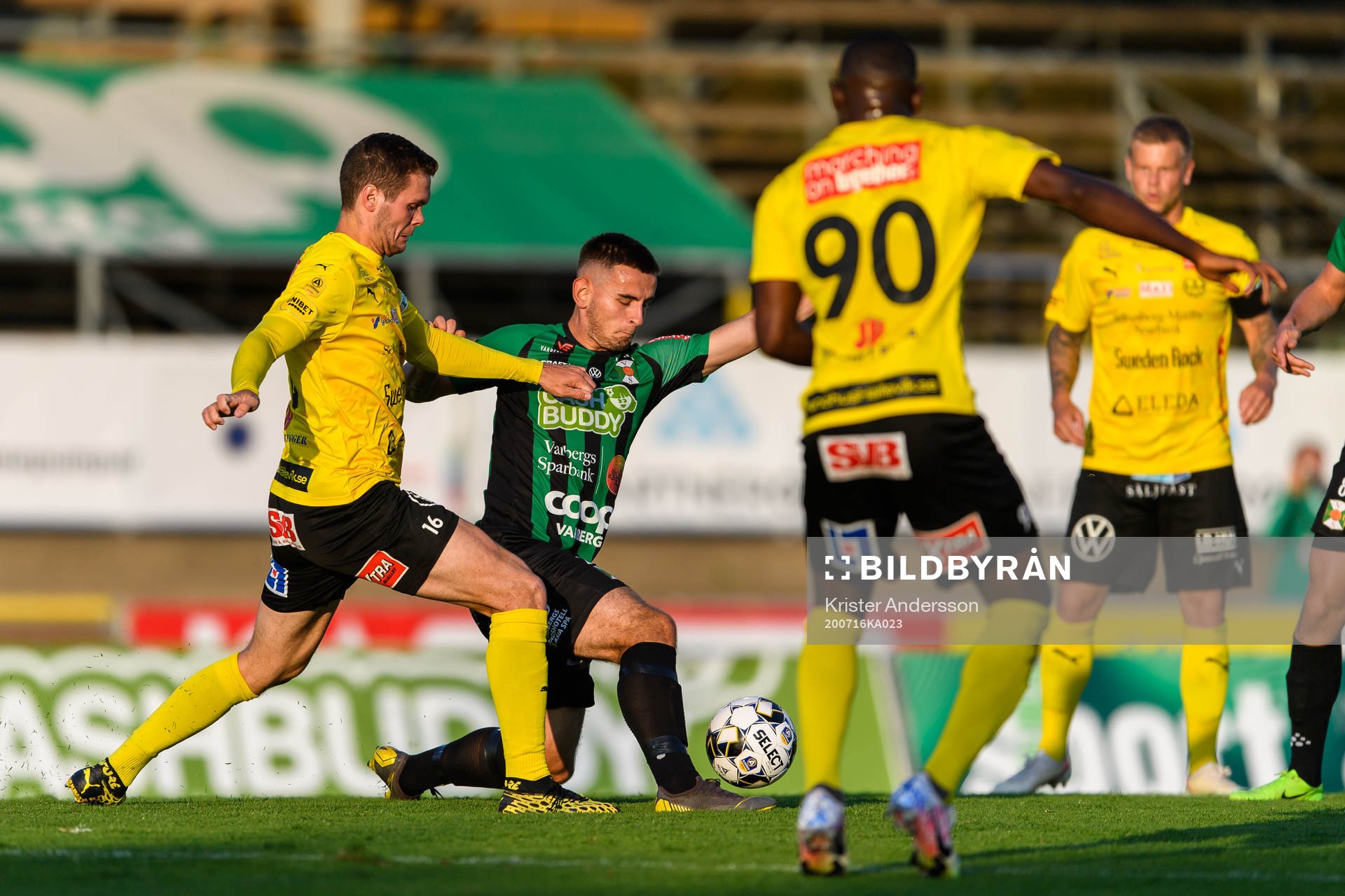 Mjällbys Jacob Bergström och Varbergs Erion Sadiku under fotbollsmatchen i Allsvenskan mellan Varberg och Mjällby den 16 juli 2020 i Varberg.