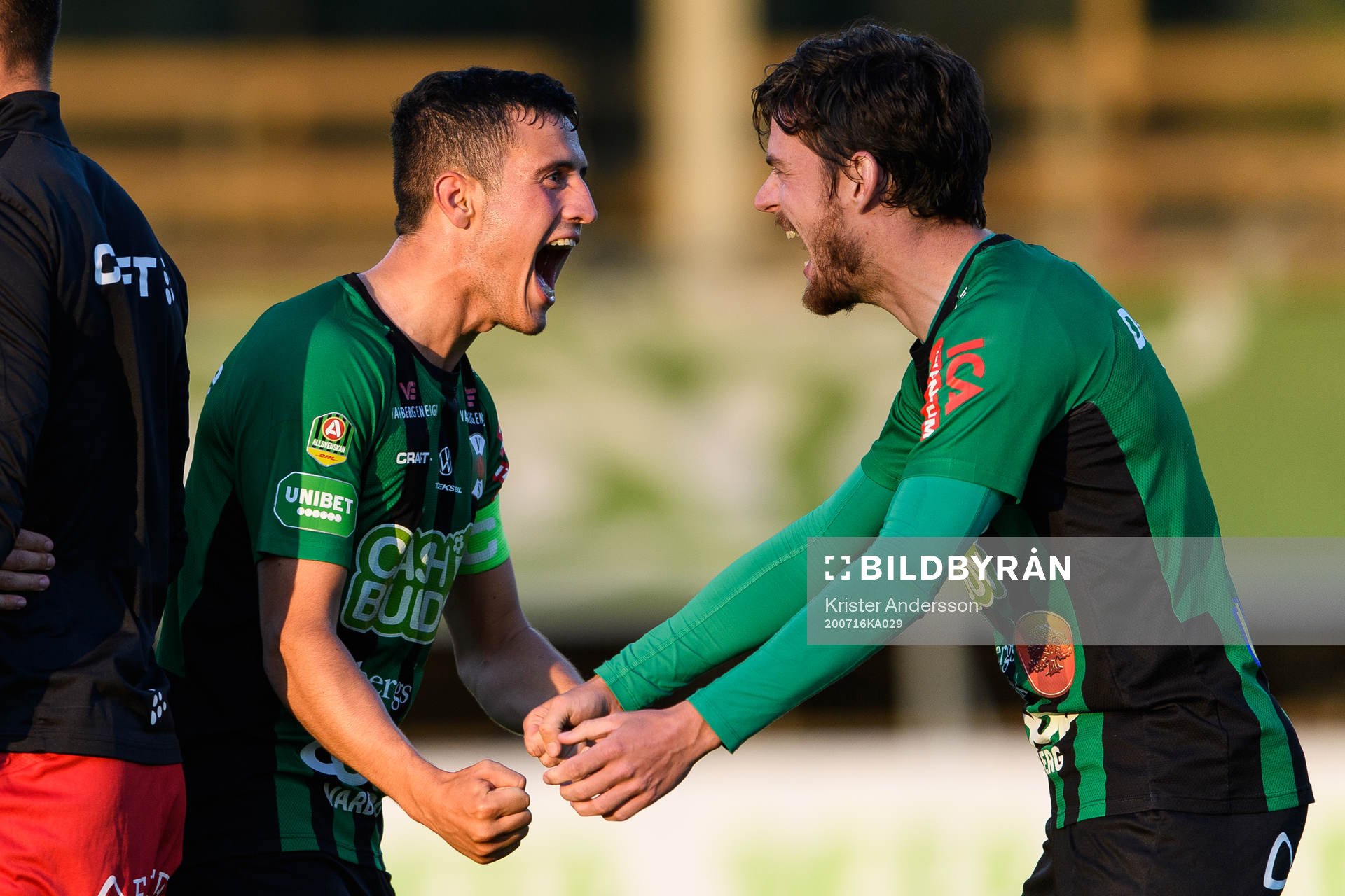 Varbergs Astrit Selmani och Robin Tranberg jublar