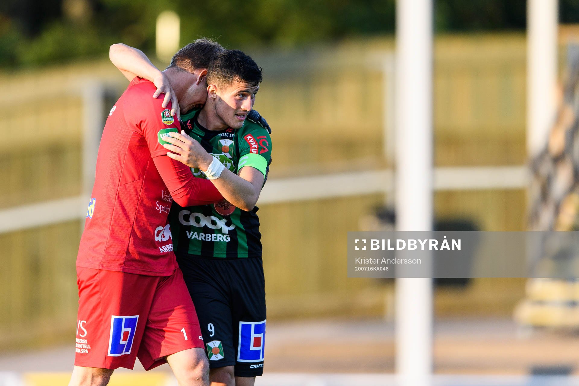 Varbergs målvakt August Strömberg och Astrit Selmani jublar efter fotbollsmatchen i Allsvenskan mellan Varberg och Mjällby den 16 juli 2020 i Varberg.