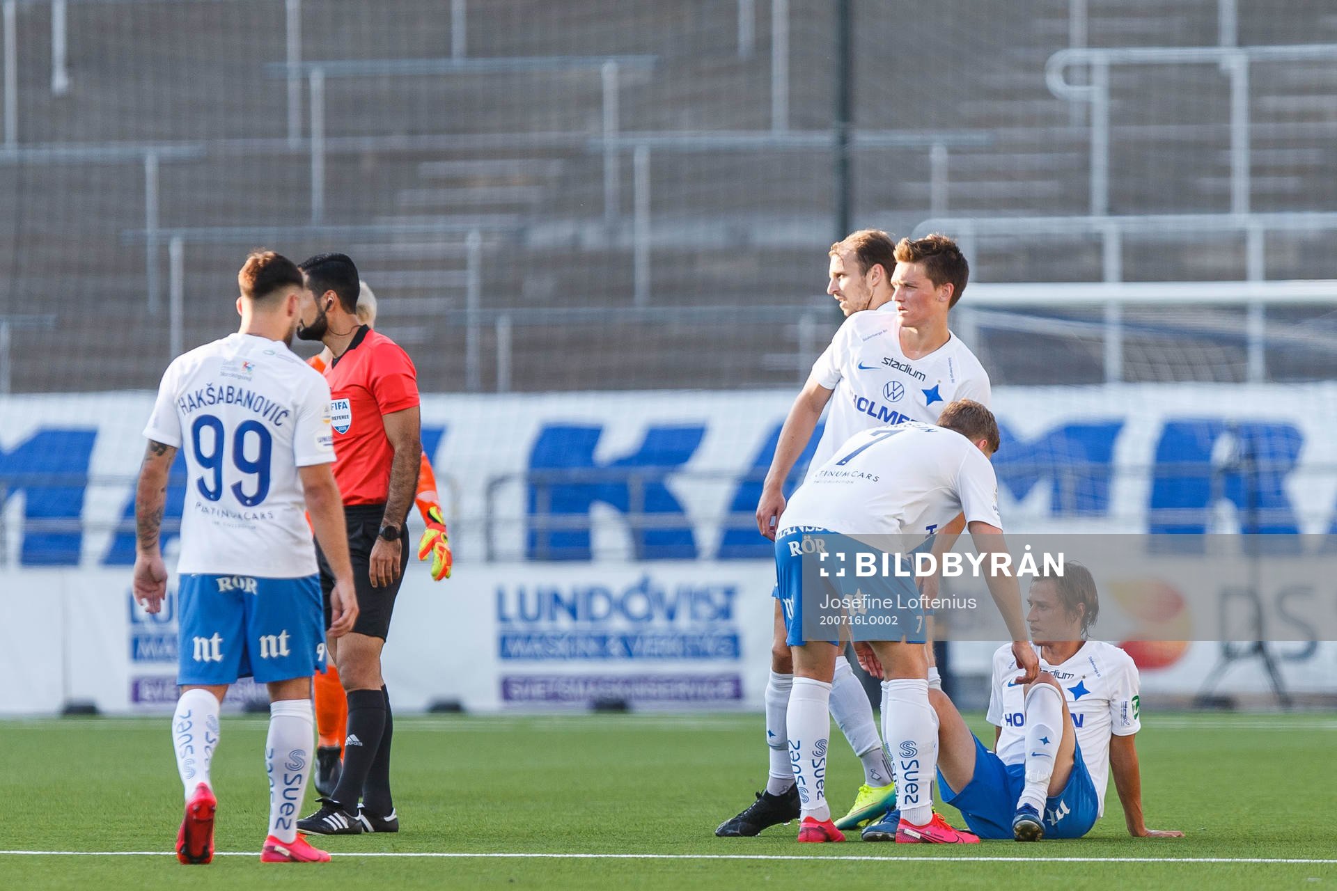 IFK Norrköpings Simon Thern ses om av lagkamrrater