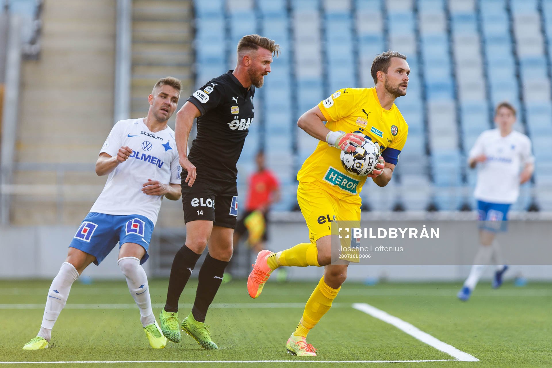 Örebros målvakt Oscar Jansson och Michael Almebäck mot