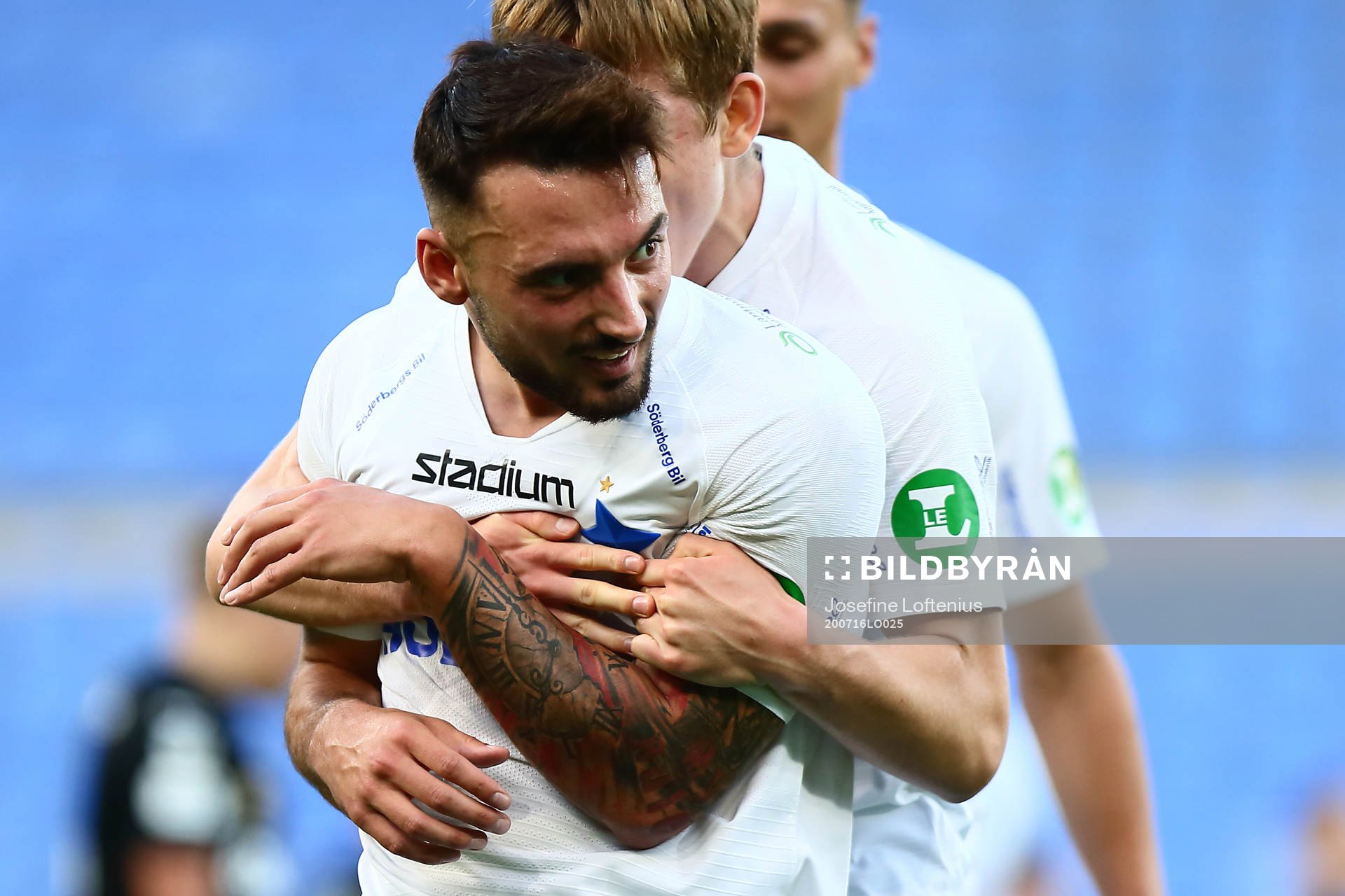 IFK Norrköpings Sead Haksabanovic blir kramad av Ísak