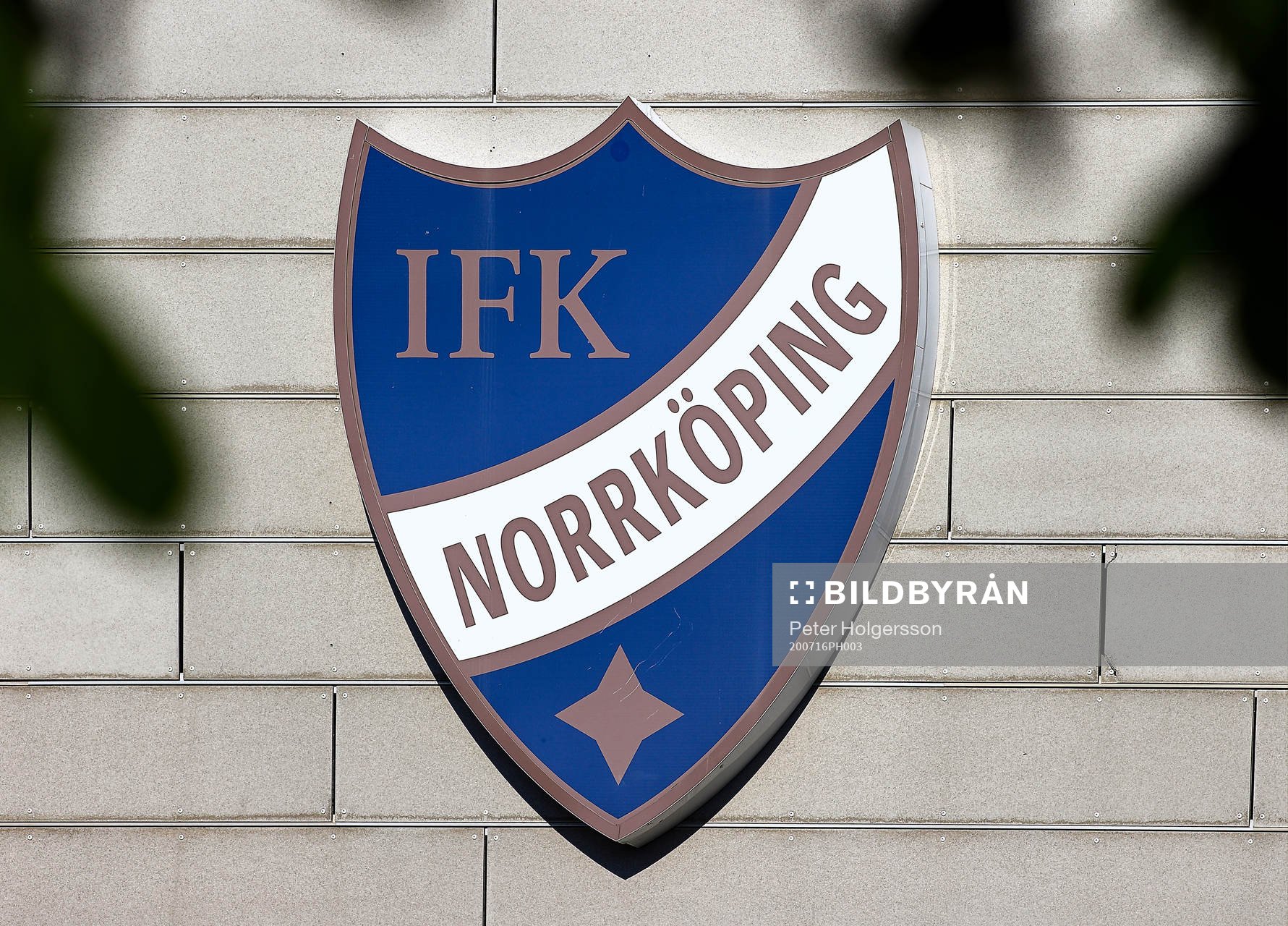 IFK Norrköpings emblem på Östgötaporten före
