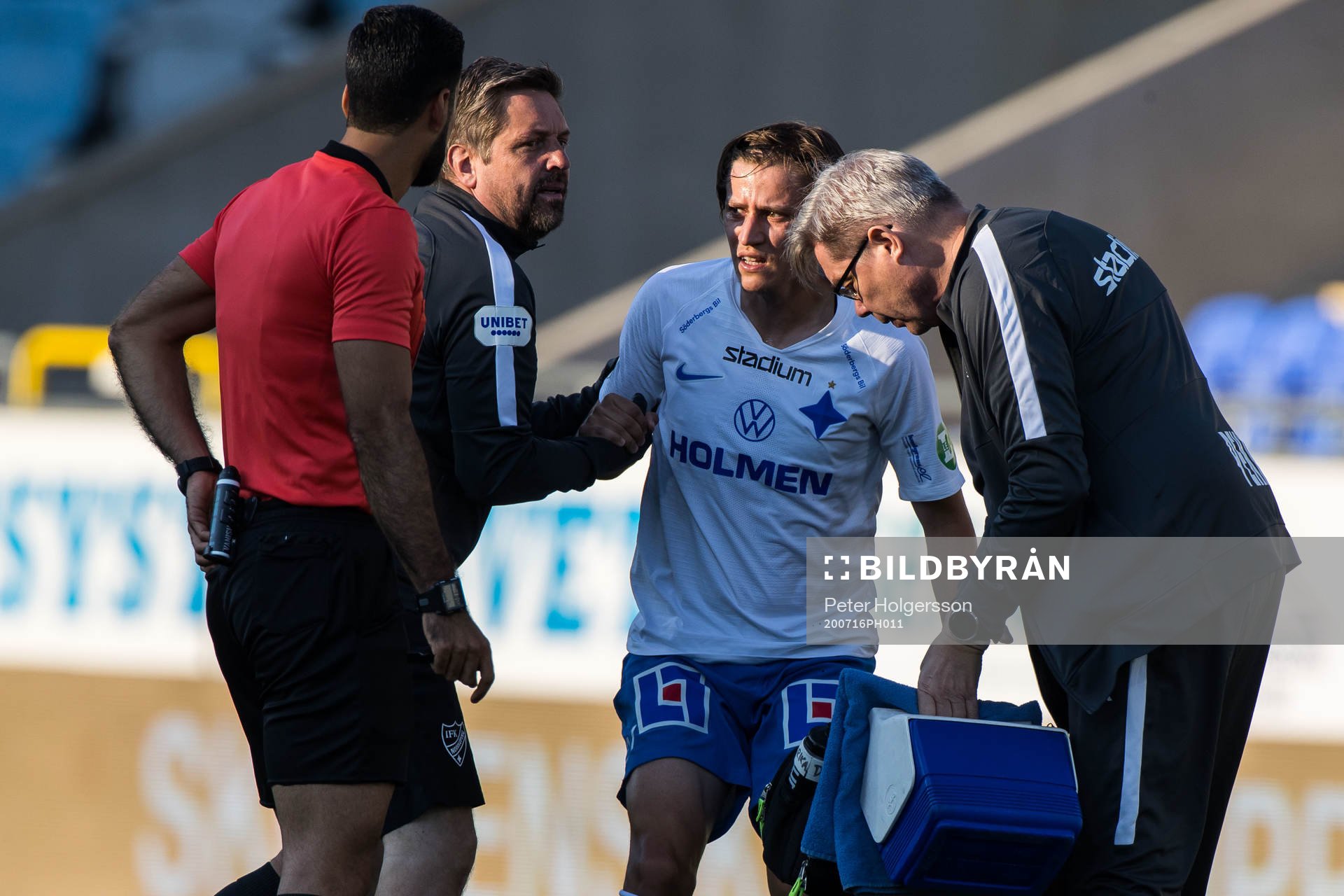 IFK Norrköpings Simon Thern får hjälp av planen