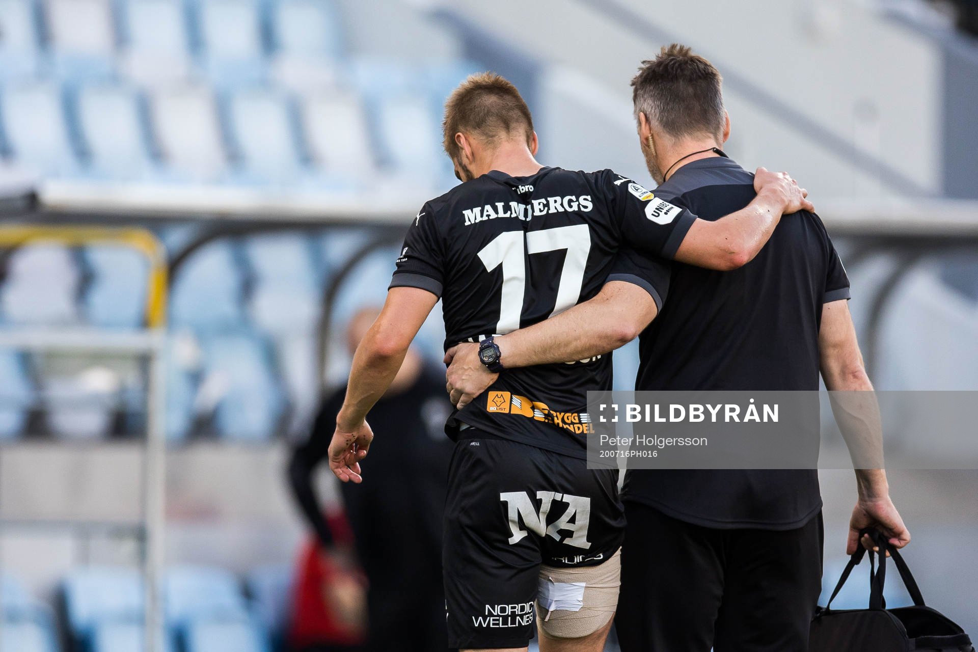 Örebros Johan Mårtensson leds av planen
