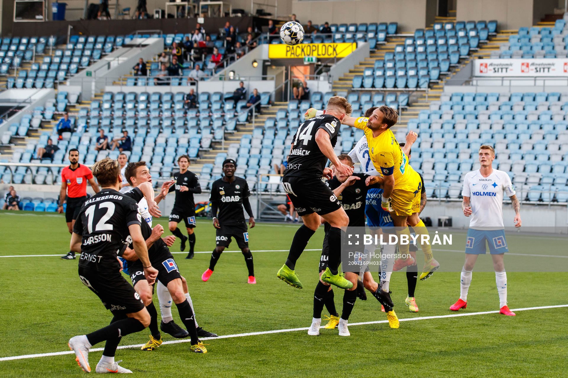 Örebros målvakt Oscar Jansson med en räddning