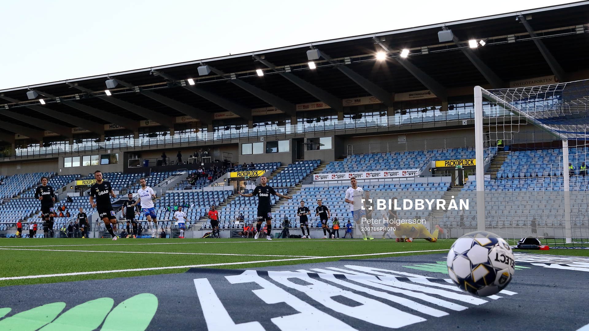 Skott utanför Örebros mål och bollen krossar strax
