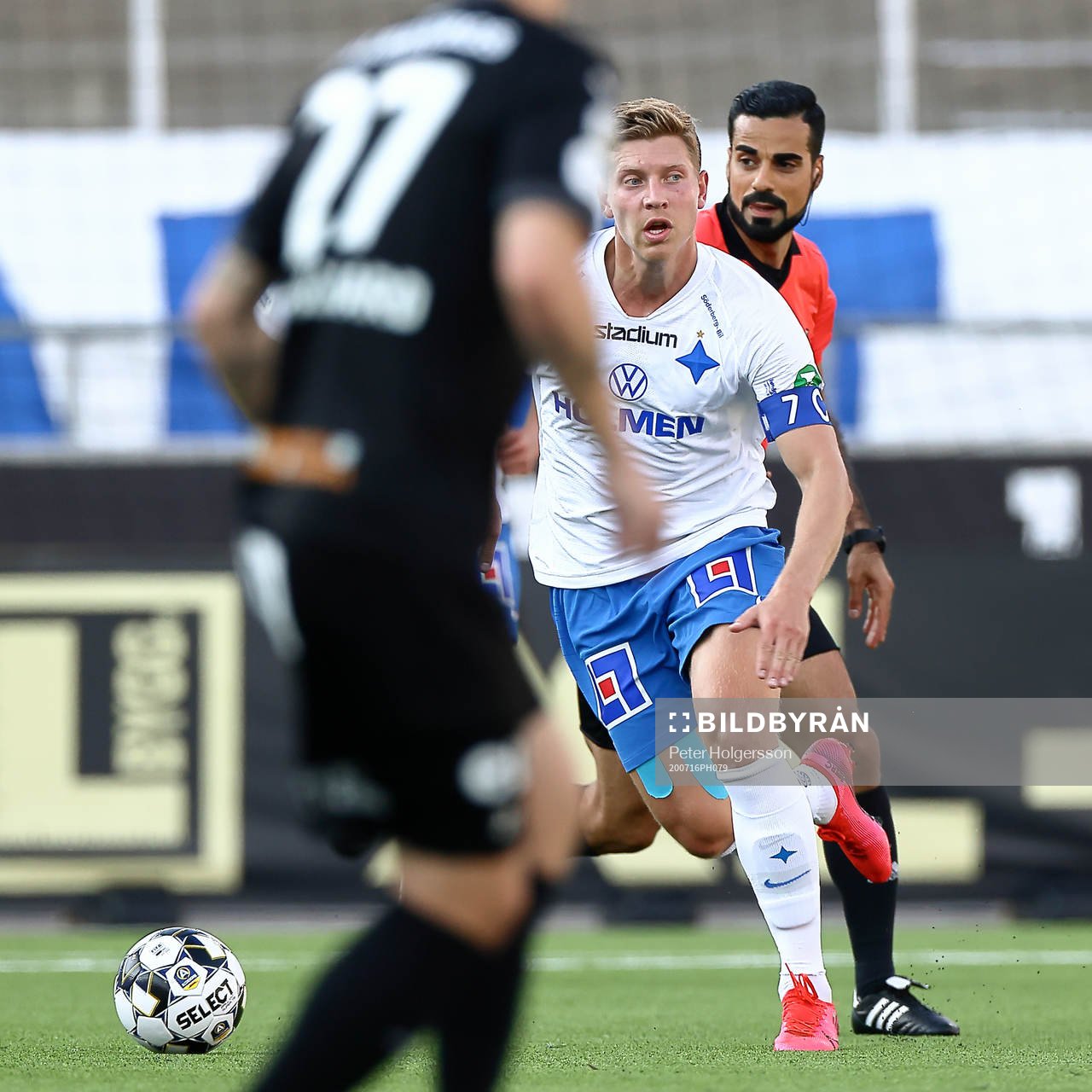 IFK Norrköpings Alexander Fransson och domare Mohammed
