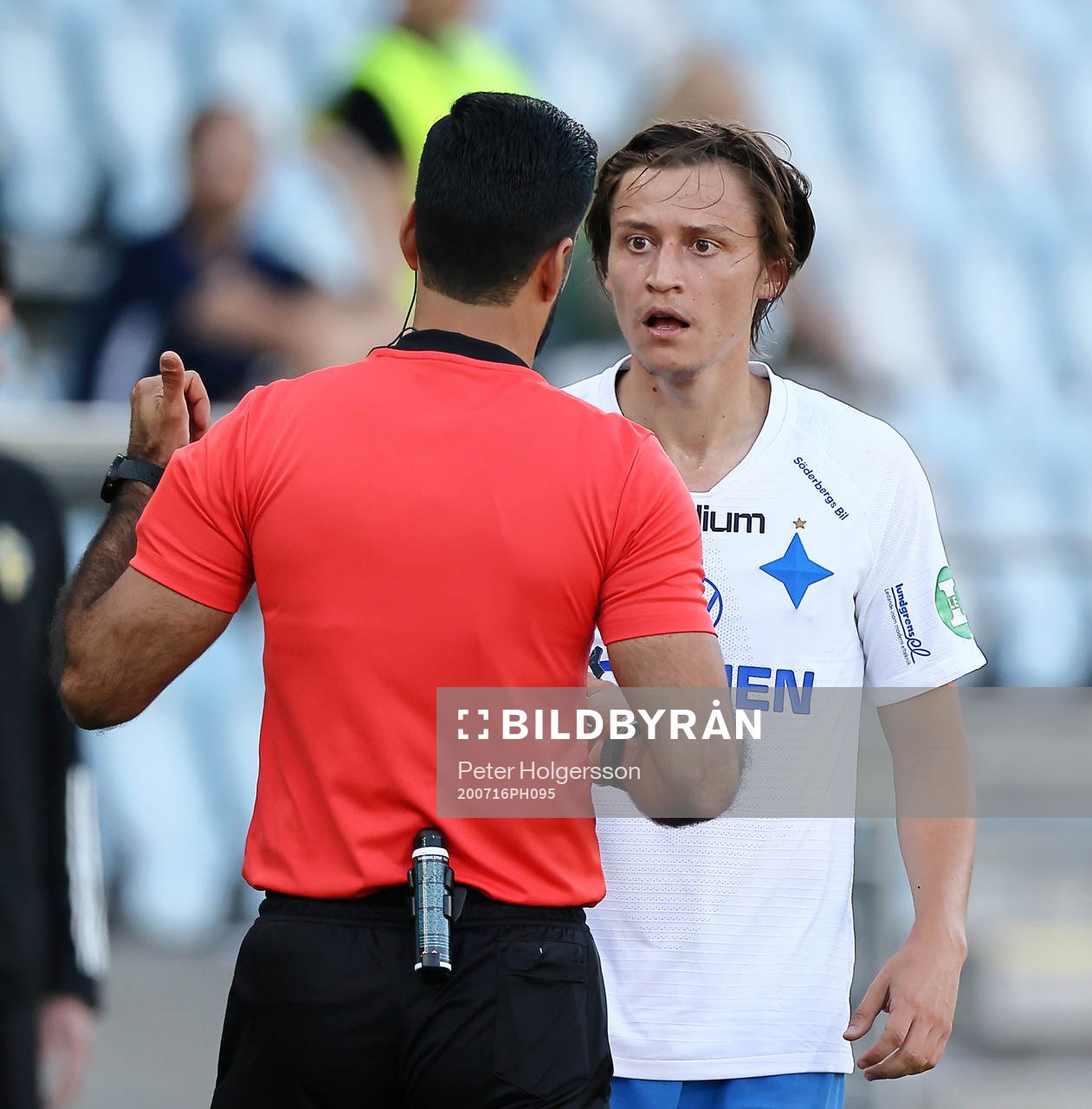 IFK Norrköpings Simon Thern reagerar på domare Mohammed