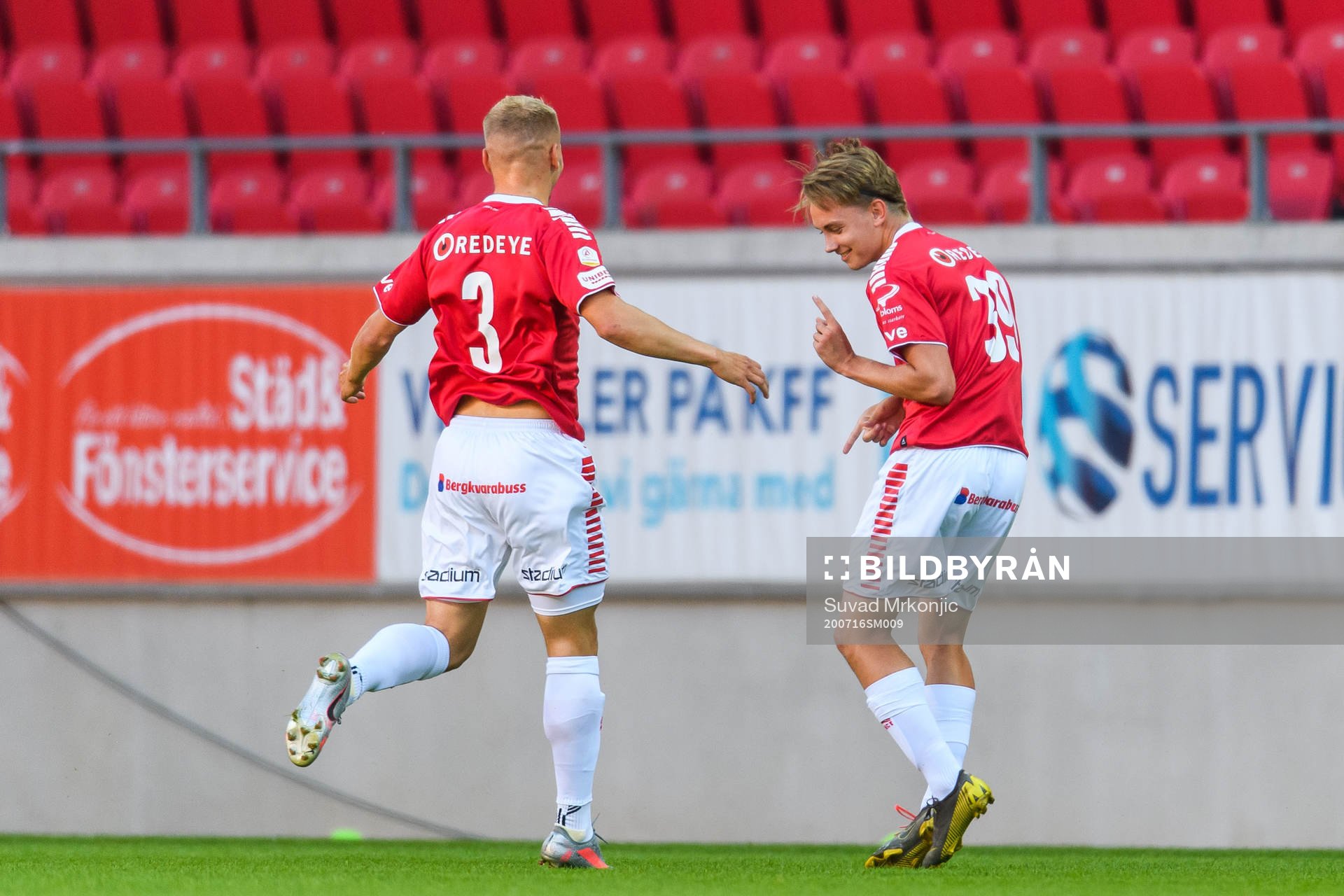 Kalmars Isak Magnusson jublar med Sebastian Ring