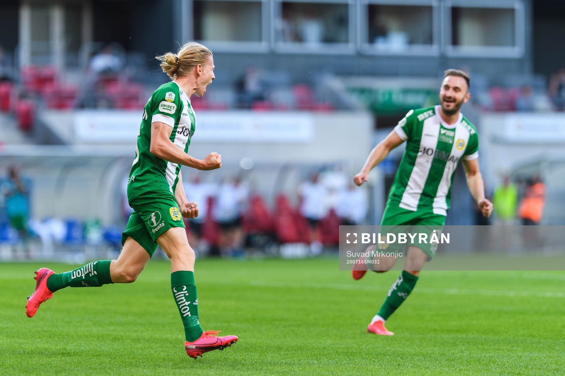 Hammarbys Gustav Ludwigson jublar med Muamer Tankovic efter 1-2 under fotbollsmatchen i Allsvenskan mellan Kalmar och Hammarby den 16 juli 2020 i Kalmar.