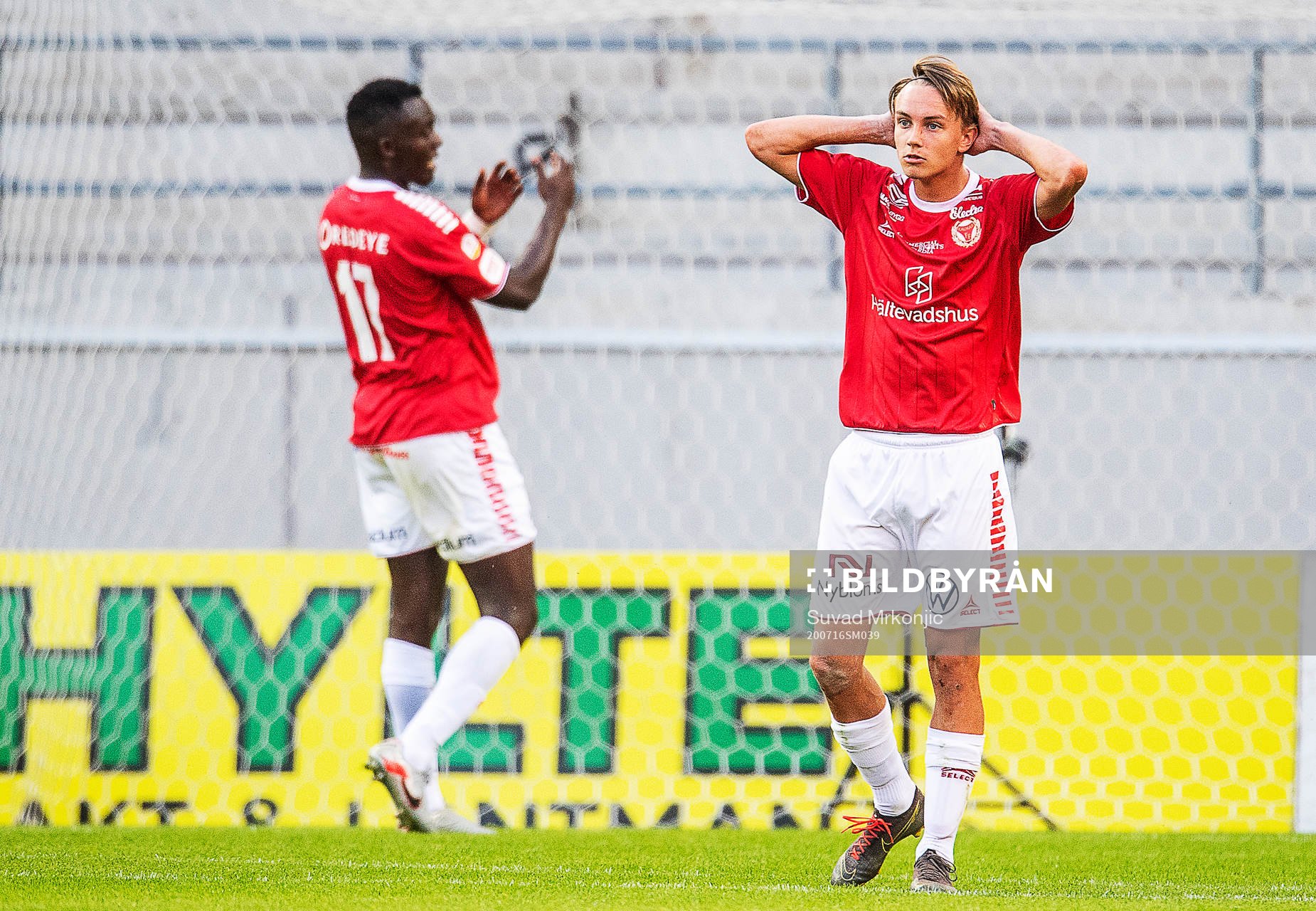 Kalmars Isak Magnusson och Gbenga Arokoyo deppar