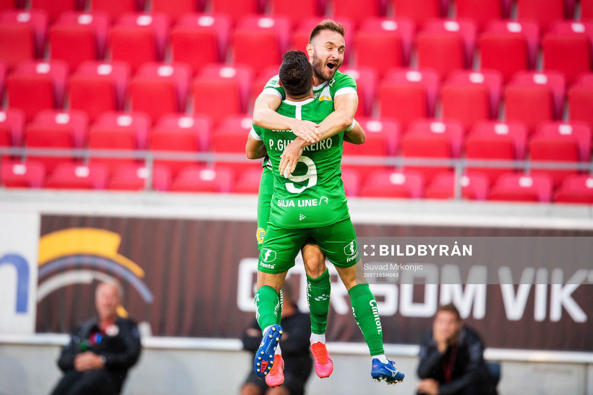 Hammarbys Paulinho jublar med Muamer Tankovic efter 1-1 under fotbollsmatchen i Allsvenskan mellan Kalmar och Hammarby den 16 juli 2020 i Kalmar.
