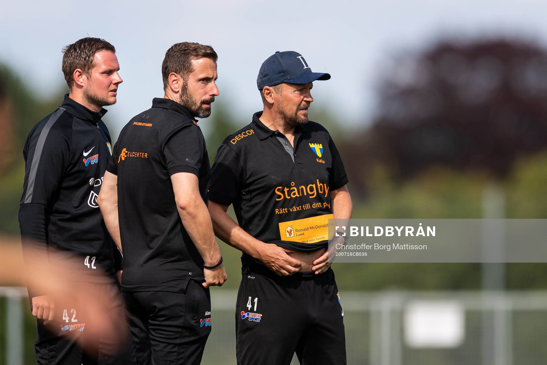 Torns tränare Robin Lindroos, Alexander Ekström och Richard Ringhov under fotbollsmatchen i Division 1 södra mellan Torn och Landskrona den 18 juli 2020 i Stångby.